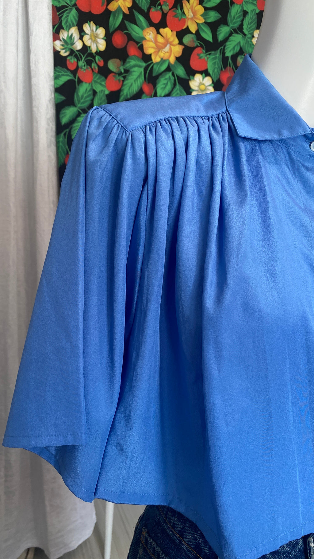 Cropped • T. 34 à 38 • Chemise courte manches courtes bleue brillante + fleurs