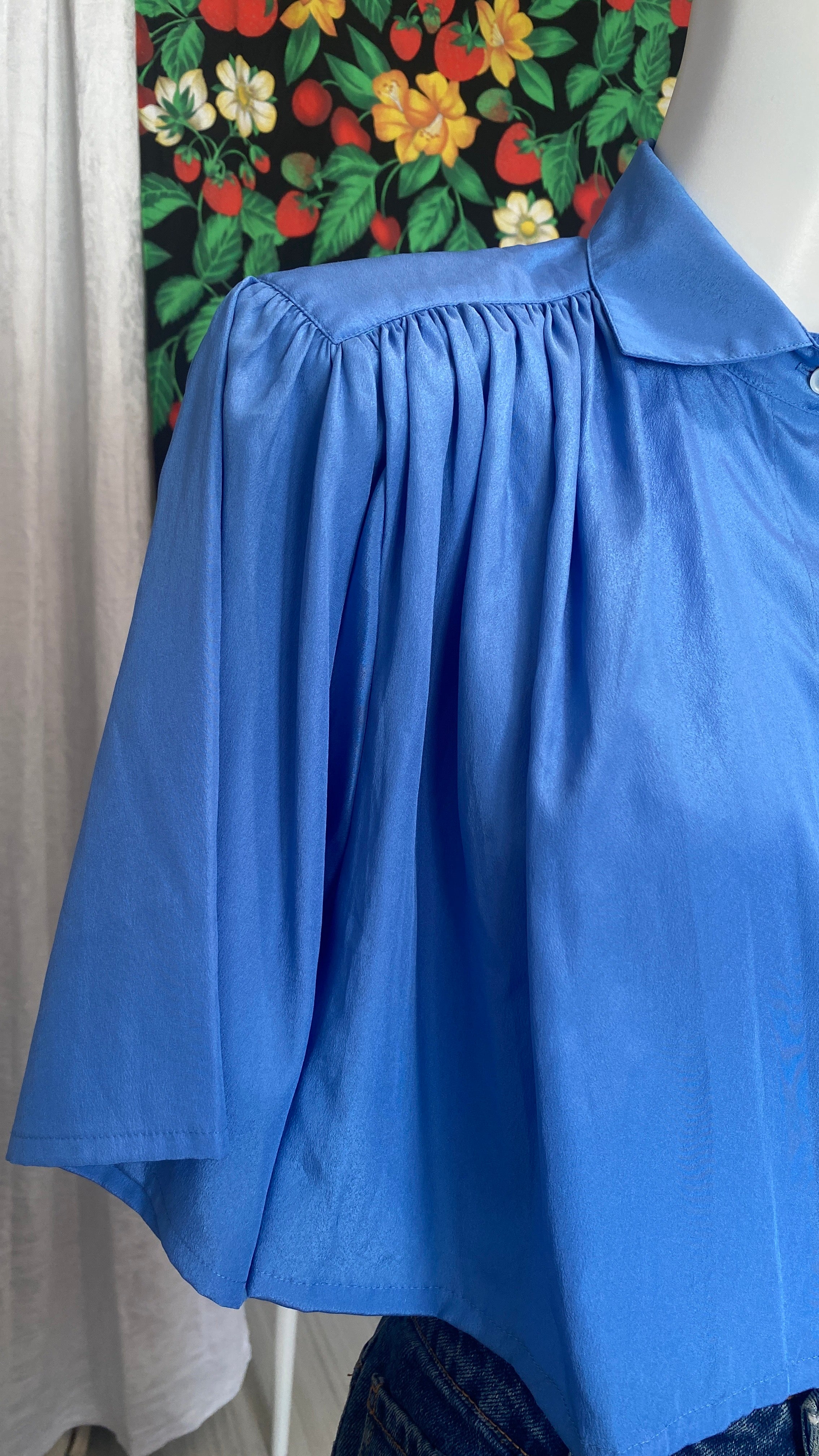 Cropped • T. 34 à 38 • Chemise courte manches courtes bleue brillante + fleurs