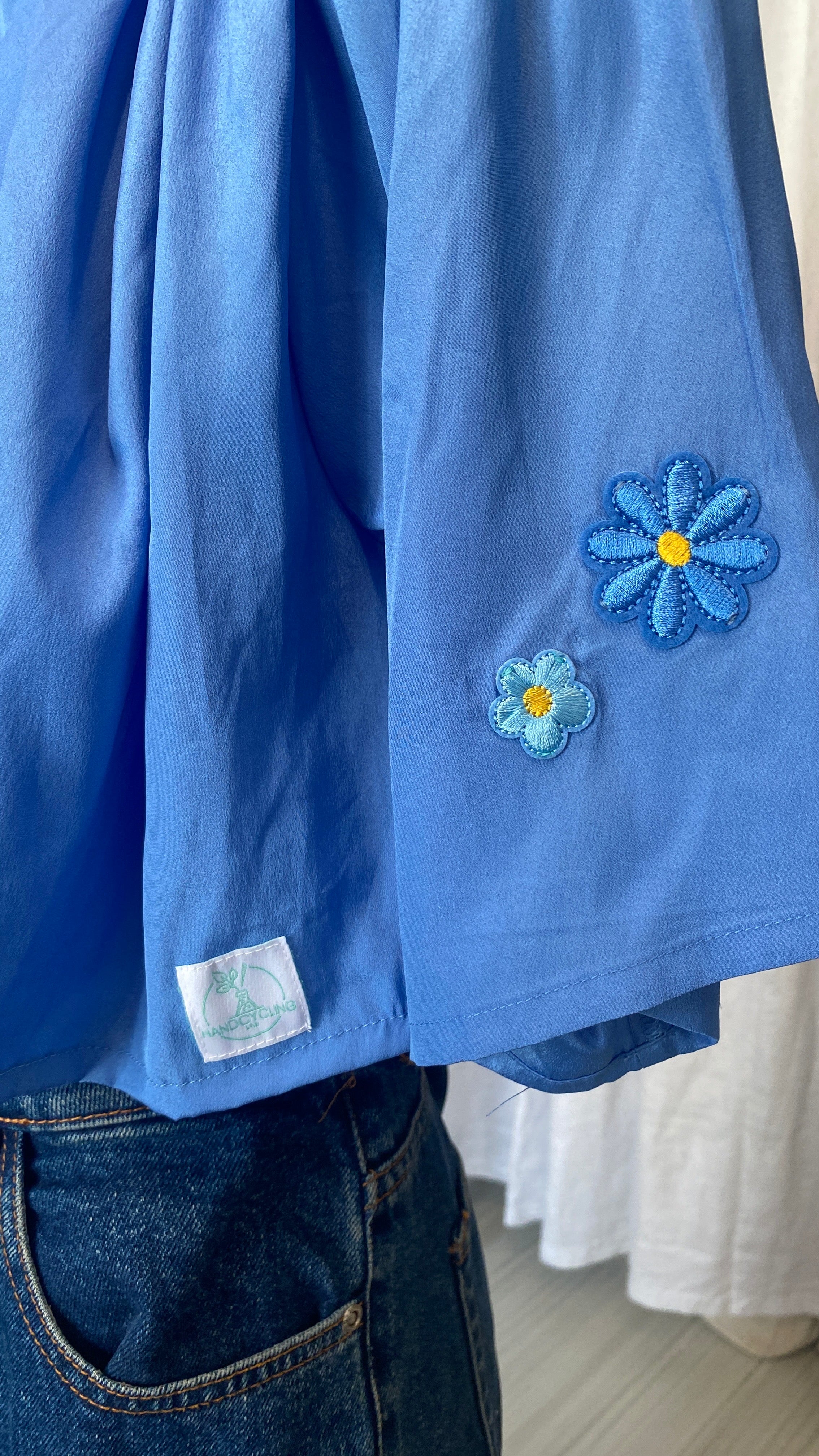 Cropped • T. 34 à 38 • Chemise courte manches courtes bleue brillante + fleurs