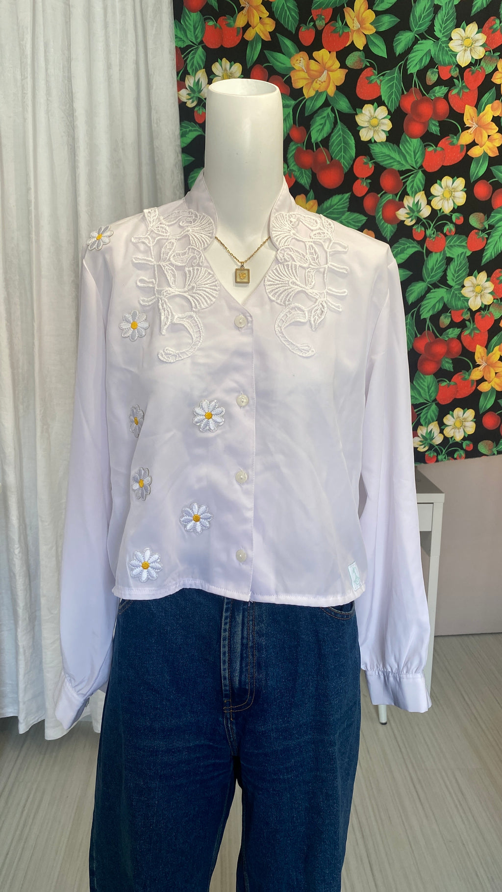 Cropped • T. 34 à 38 • Chemise courte manches longues blanche + col en dentelle + fleurs
