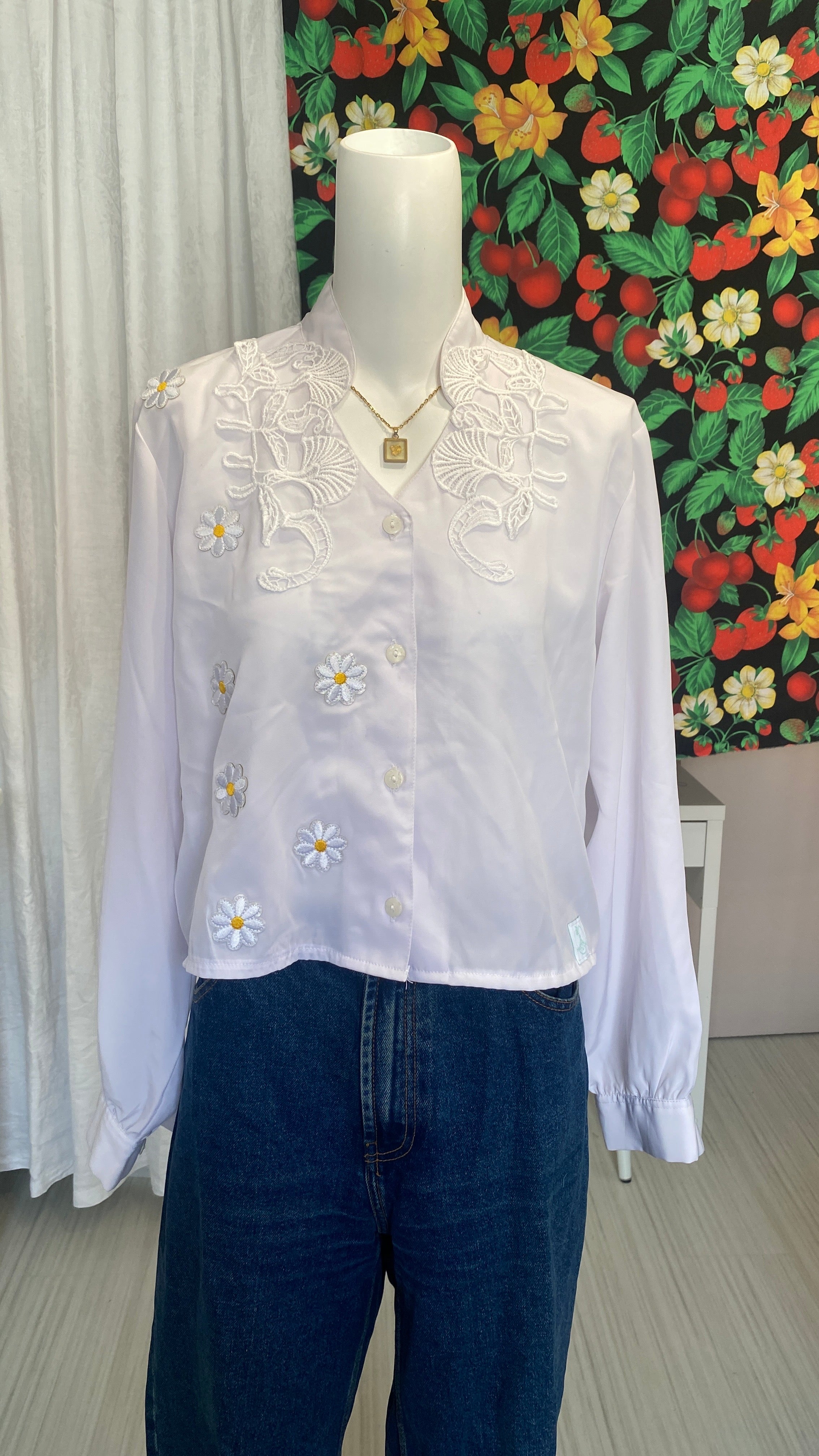 Cropped • T. 34 à 38 • Chemise courte manches longues blanche + col en dentelle + fleurs