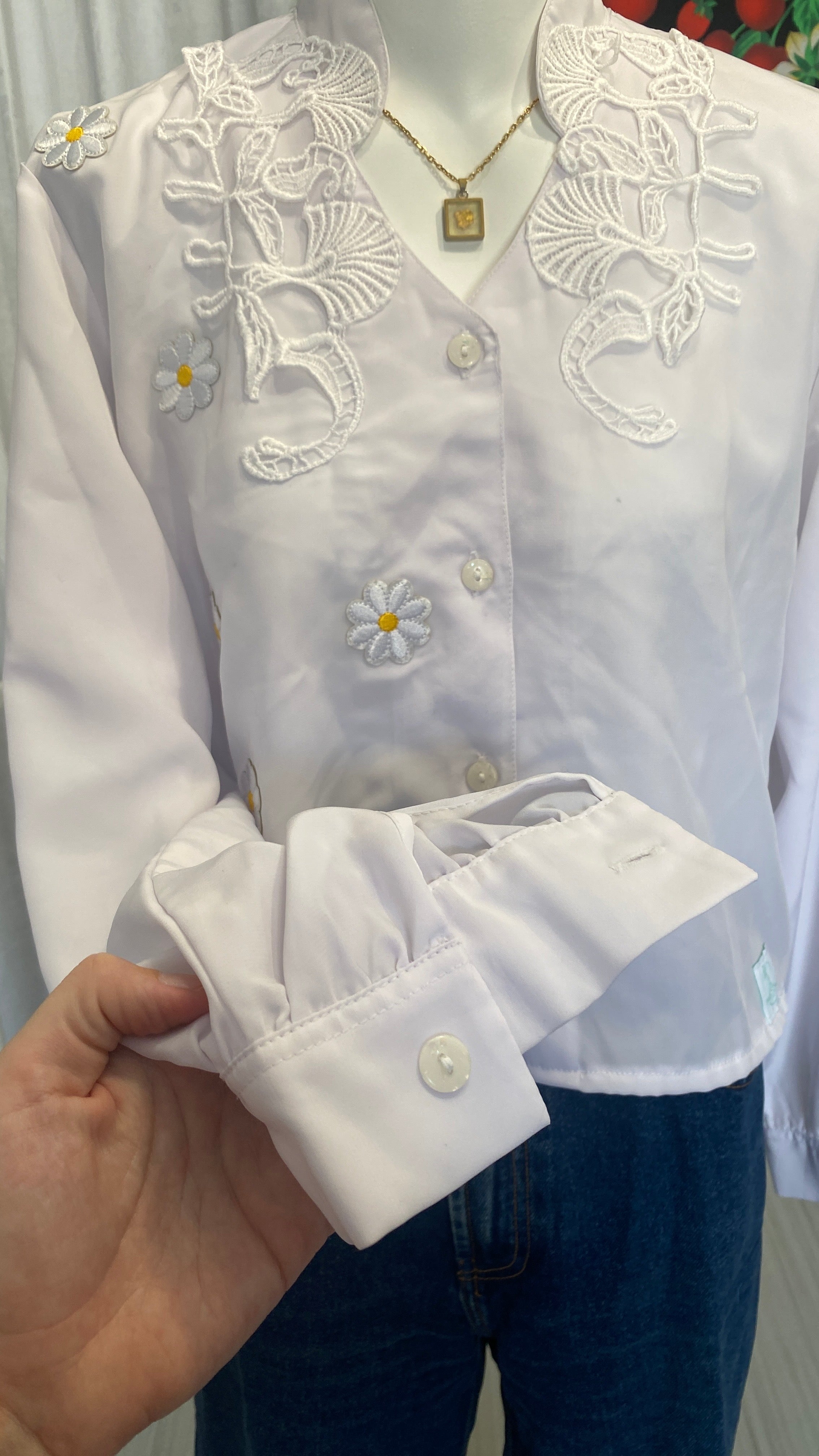 Cropped • T. 34 à 38 • Chemise courte manches longues blanche + col en dentelle + fleurs