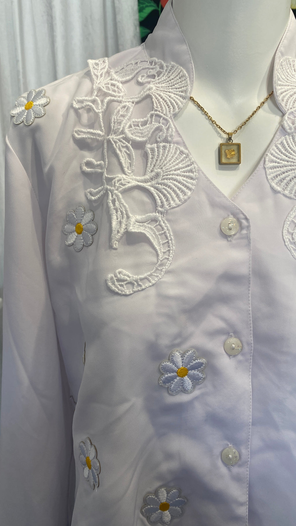 Cropped • T. 34 à 38 • Chemise courte manches longues blanche + col en dentelle + fleurs