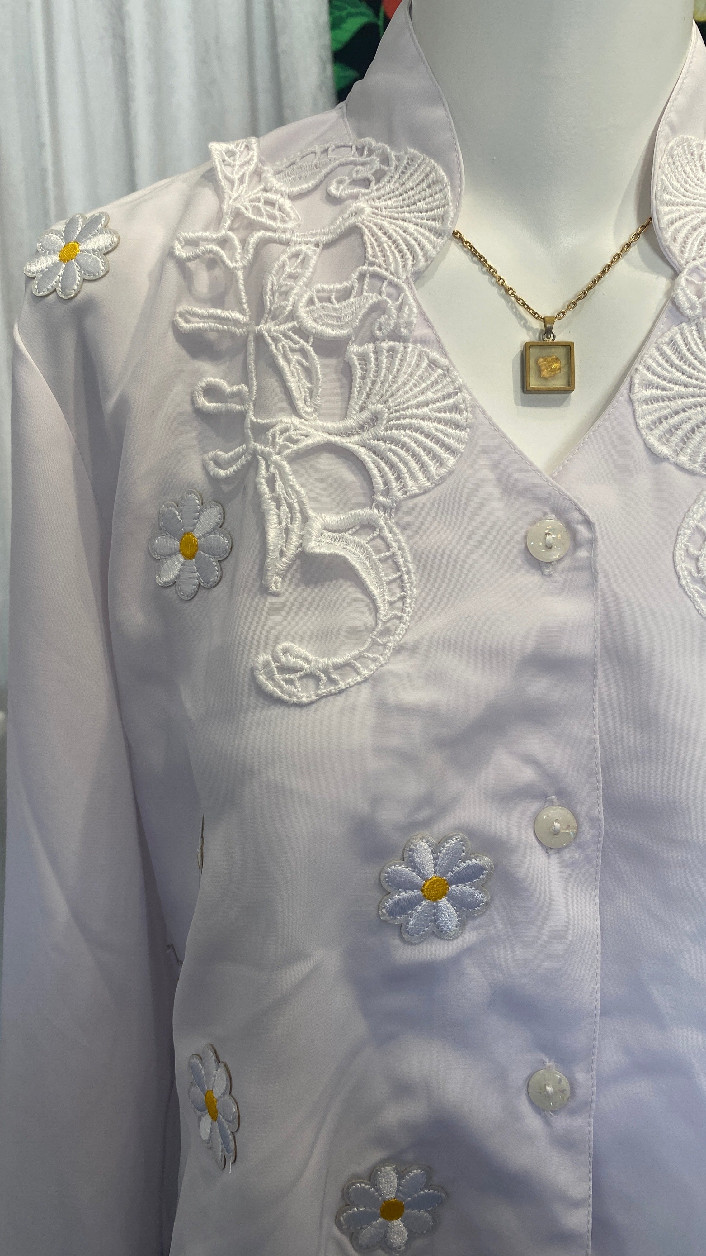 Cropped • T. 34 à 38 • Chemise courte manches longues blanche + col en dentelle + fleurs