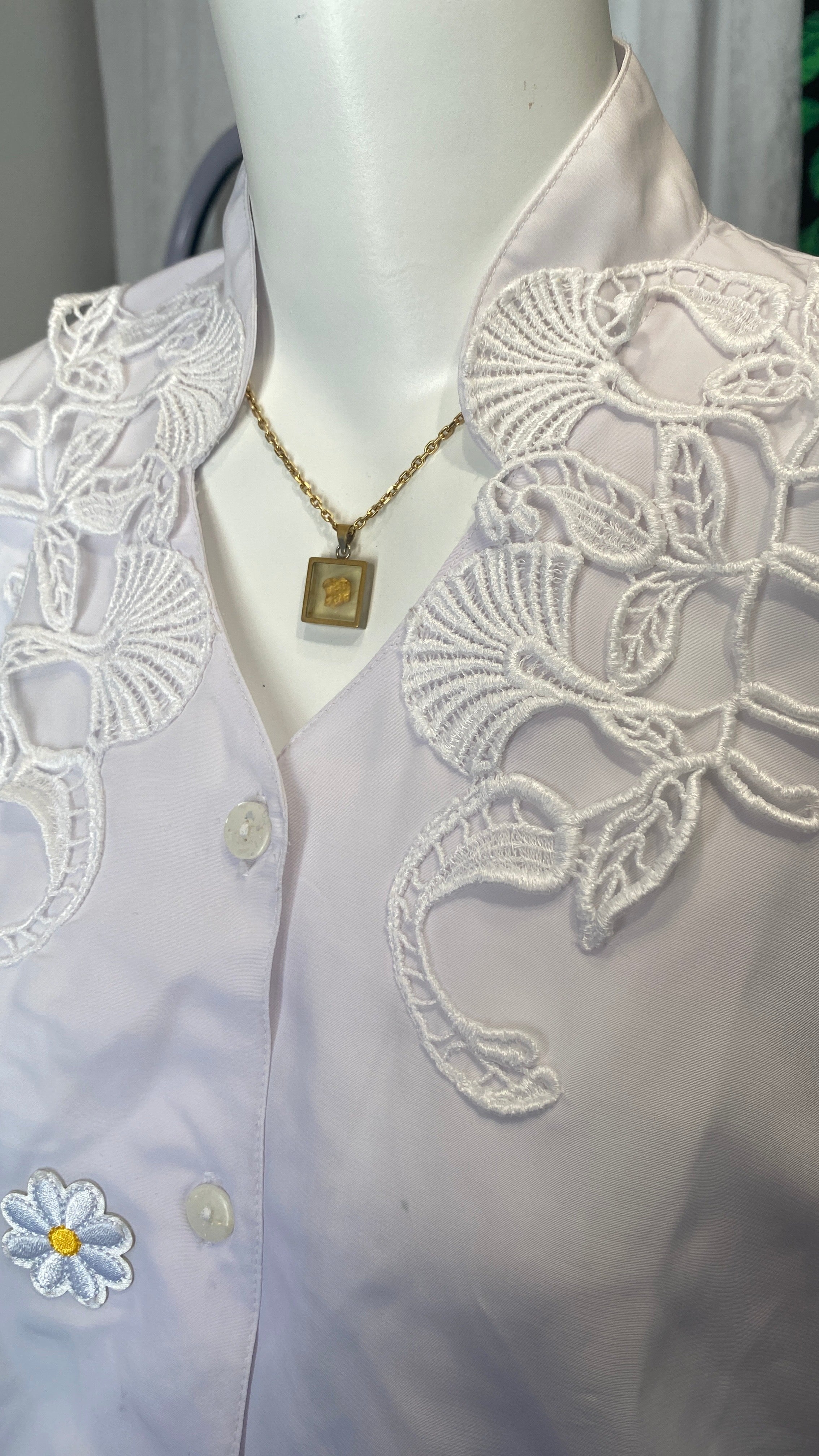 Cropped • T. 34 à 38 • Chemise courte manches longues blanche + col en dentelle + fleurs