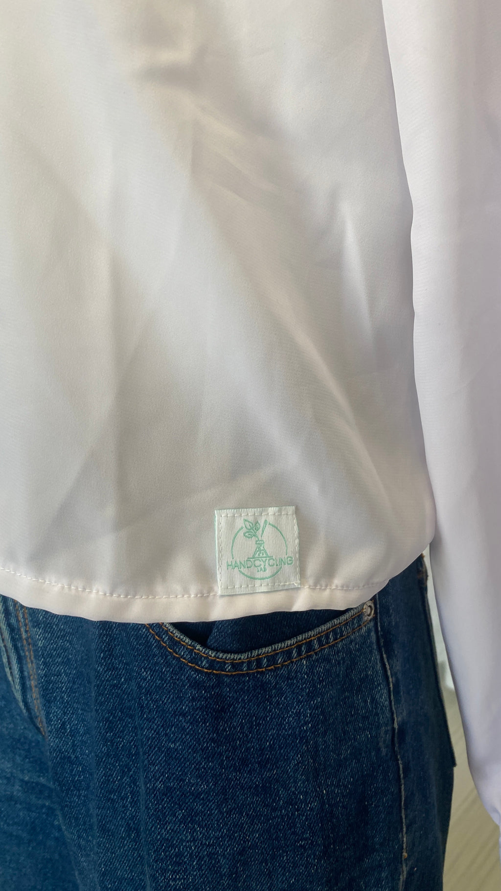 Cropped • T. 34 à 38 • Chemise courte manches longues blanche + col en dentelle + fleurs