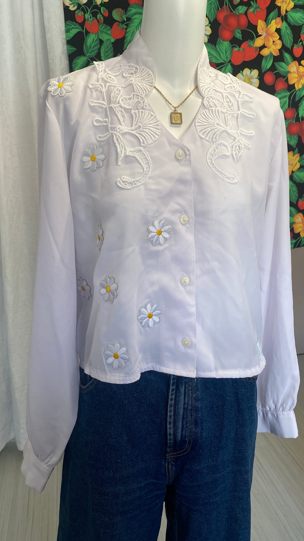 Cropped • T. 34 à 38 • Chemise courte manches longues blanche + col en dentelle + fleurs