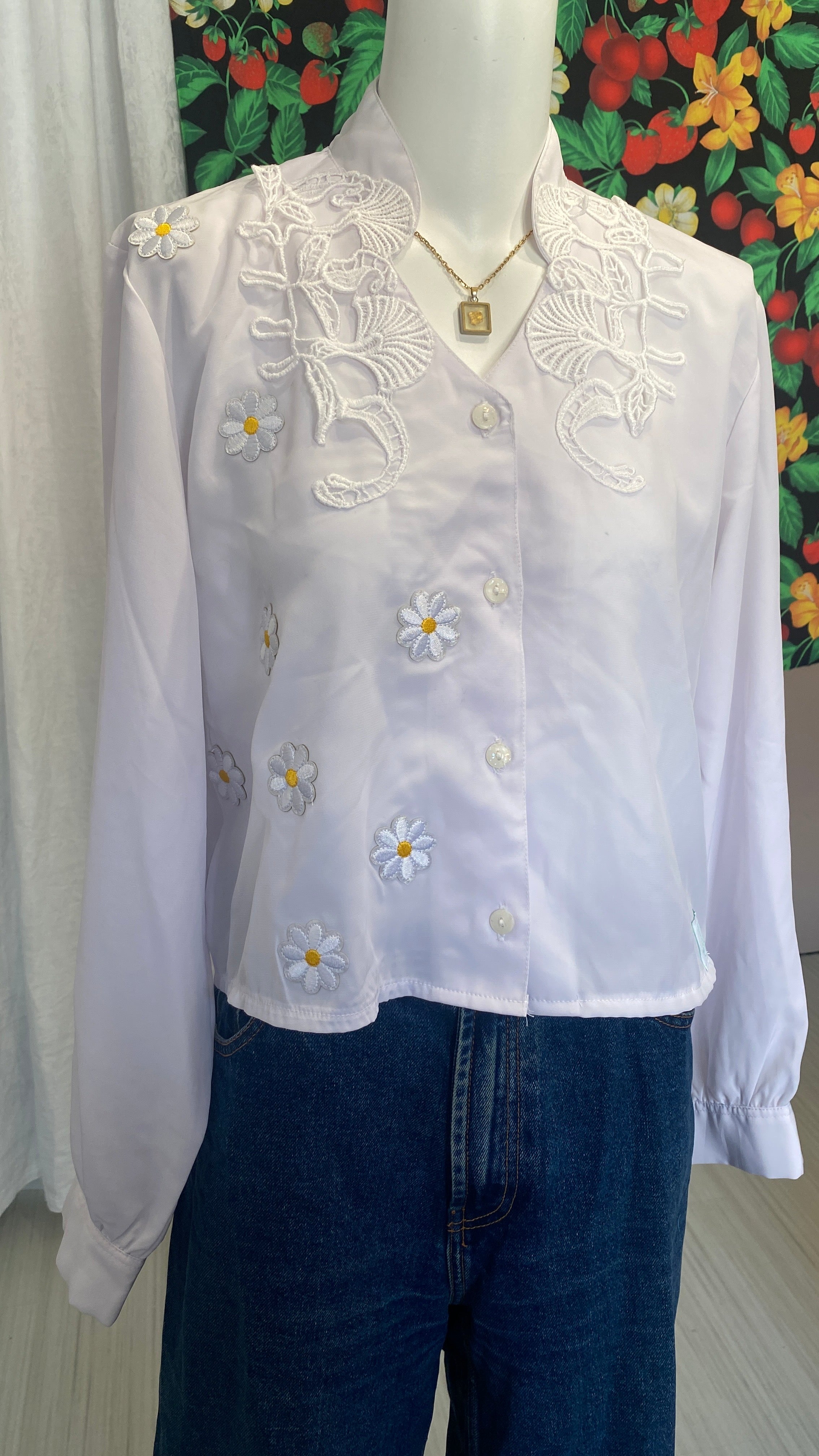 Cropped • T. 34 à 38 • Chemise courte manches longues blanche + col en dentelle + fleurs