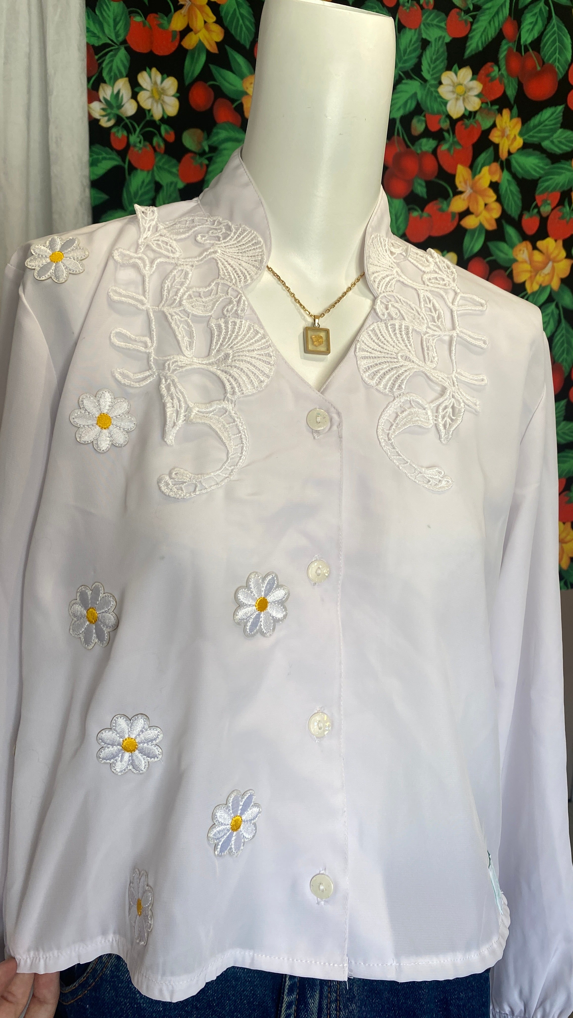 Cropped • T. 34 à 38 • Chemise courte manches longues blanche + col en dentelle + fleurs