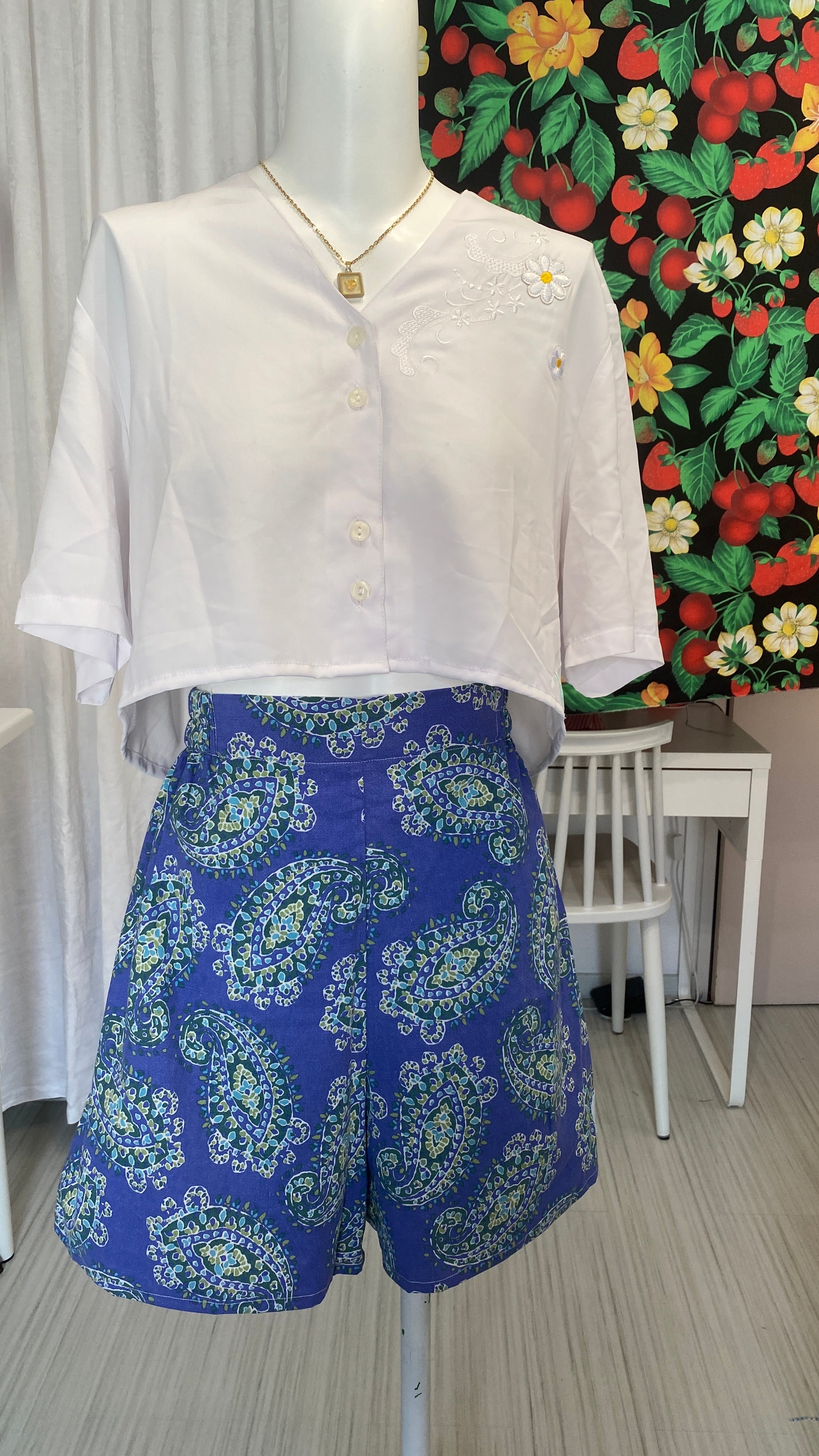 Short • T.XS/S, M et L • Short upcyclé violet bleu à motif arabesques vert