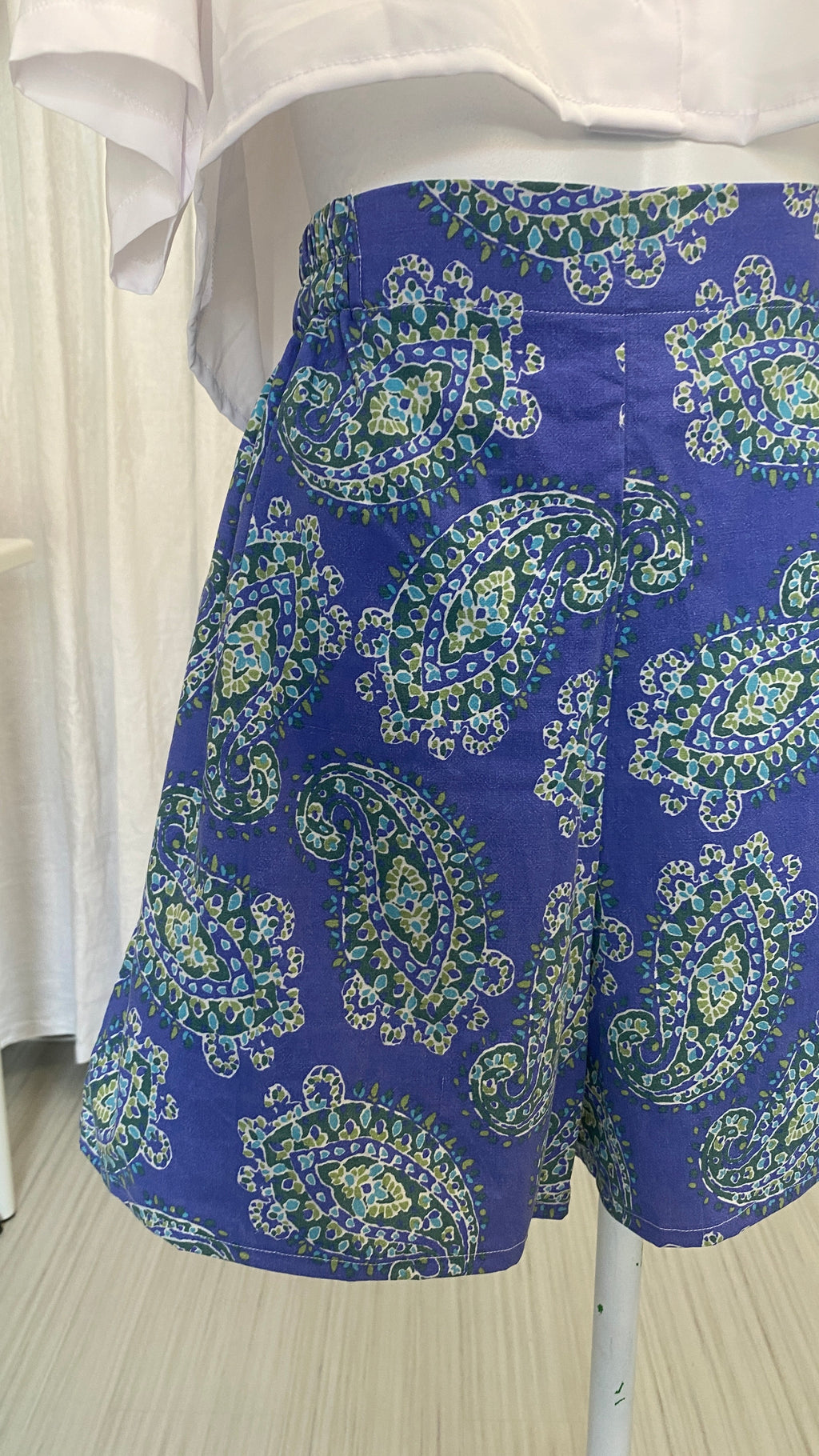 Short • T.XS/S, M et L • Short upcyclé violet bleu à motif arabesques vert