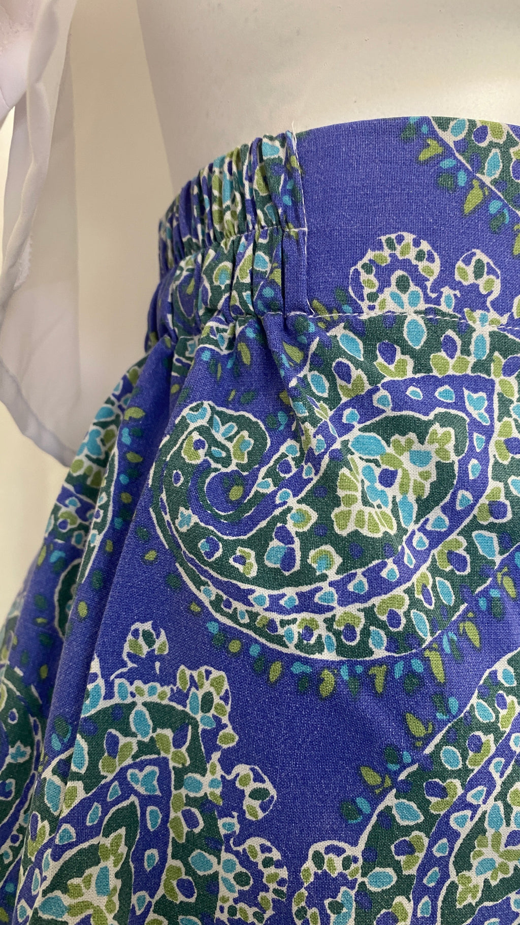 Short • T.XS/S, M et L • Short upcyclé violet bleu à motif arabesques vert
