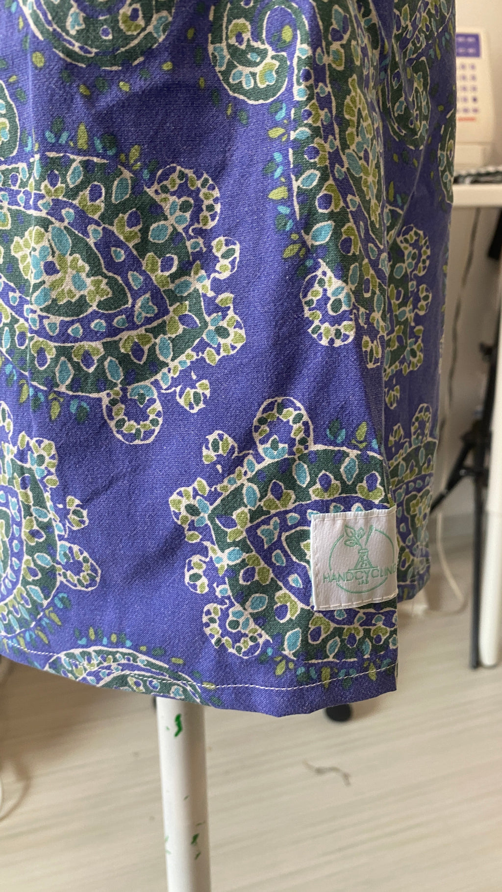 Short • T.XS/S, M et L • Short upcyclé violet bleu à motif arabesques vert
