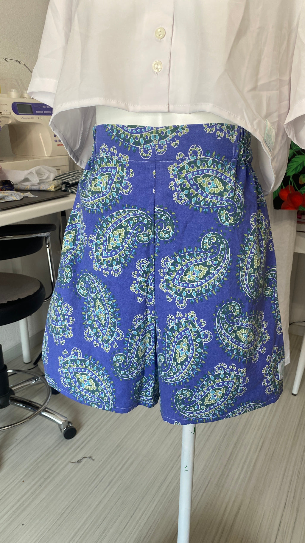 Short • T.XS/S, M et L • Short upcyclé violet bleu à motif arabesques vert