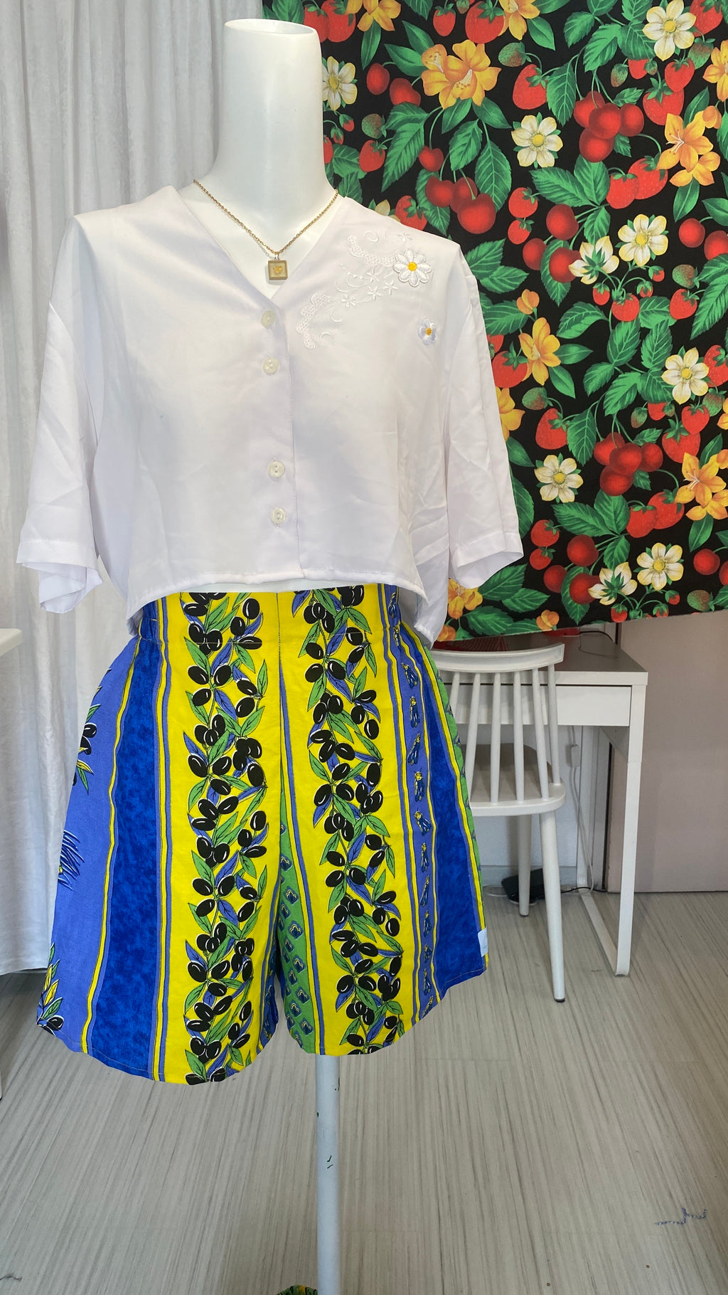 Short • T.XS/S et M • Short upcyclé provençal bleu roi motifs olives et cigales