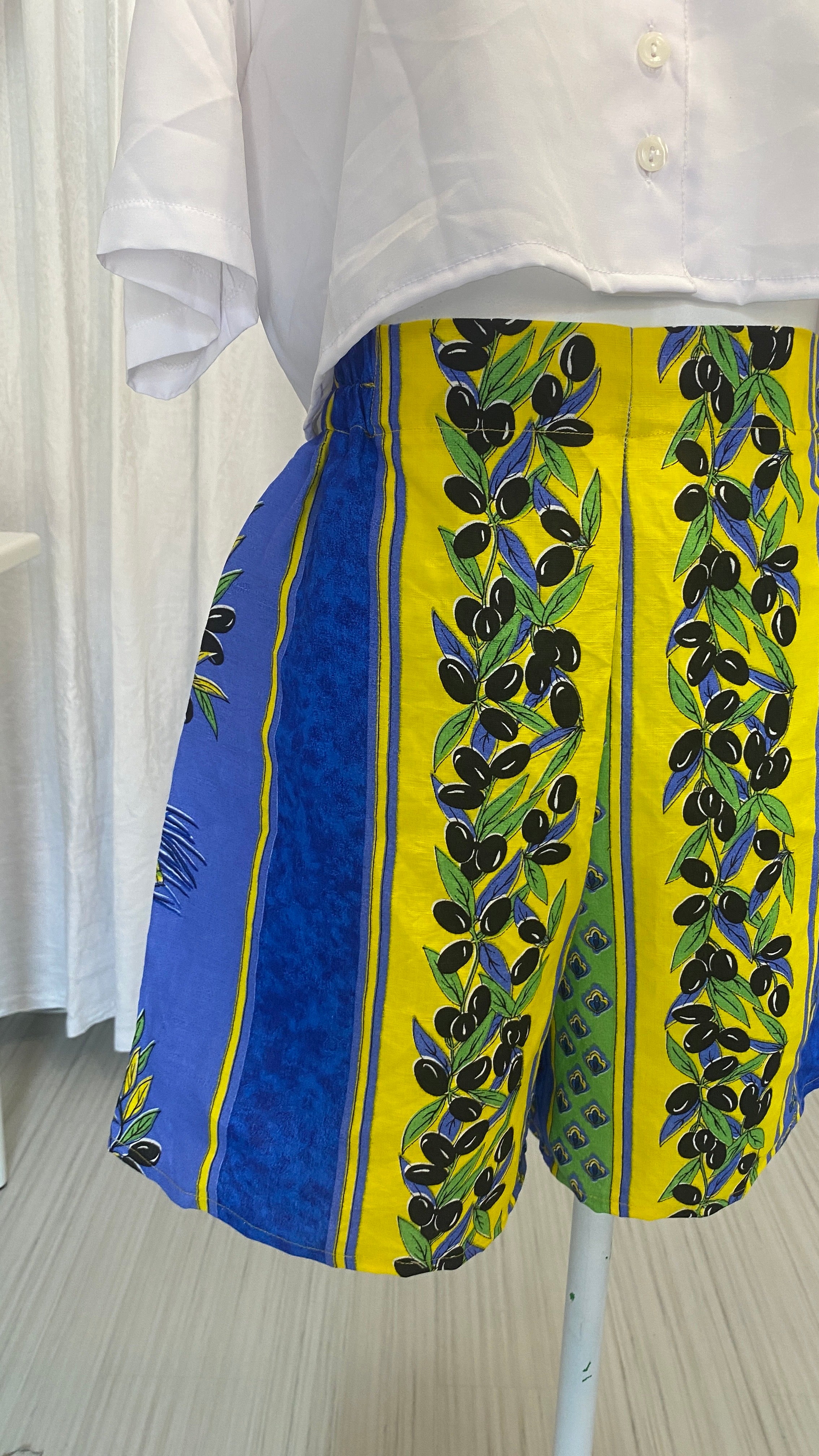 Short • T.XS/S et M • Short upcyclé provençal bleu roi motifs olives et cigales