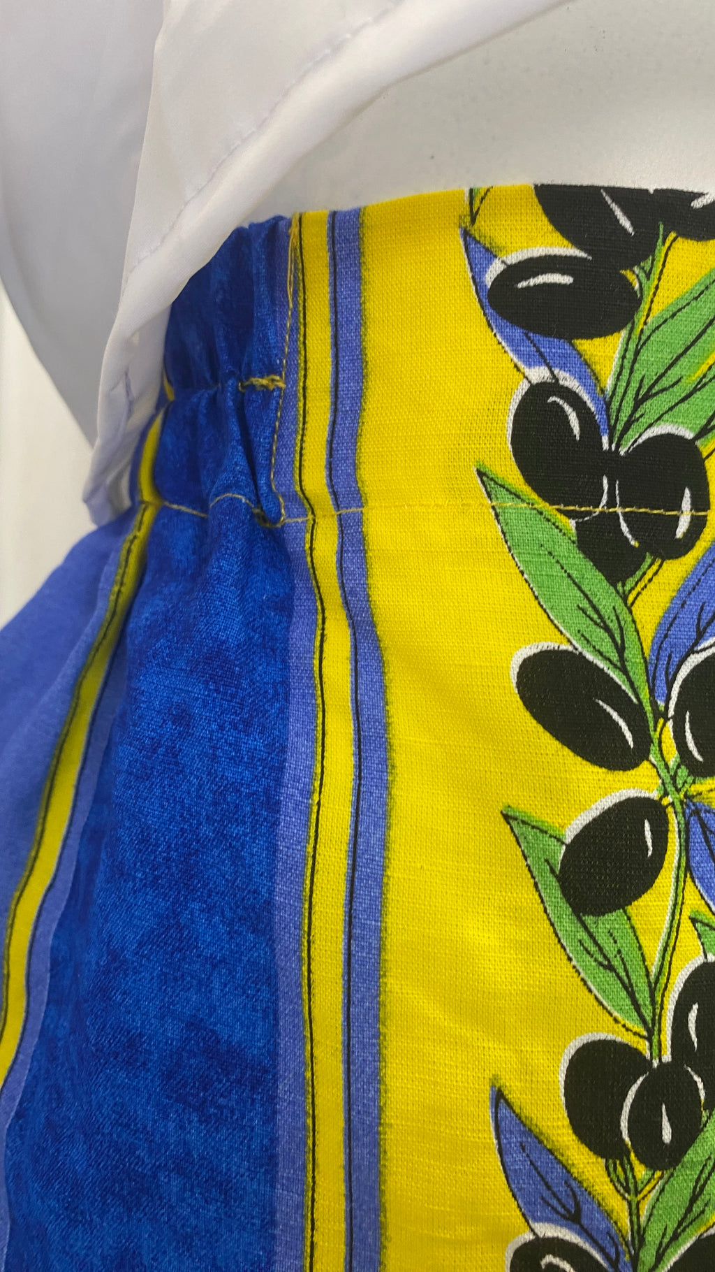 Short • T.XS/S et M • Short upcyclé provençal bleu roi motifs olives et cigales