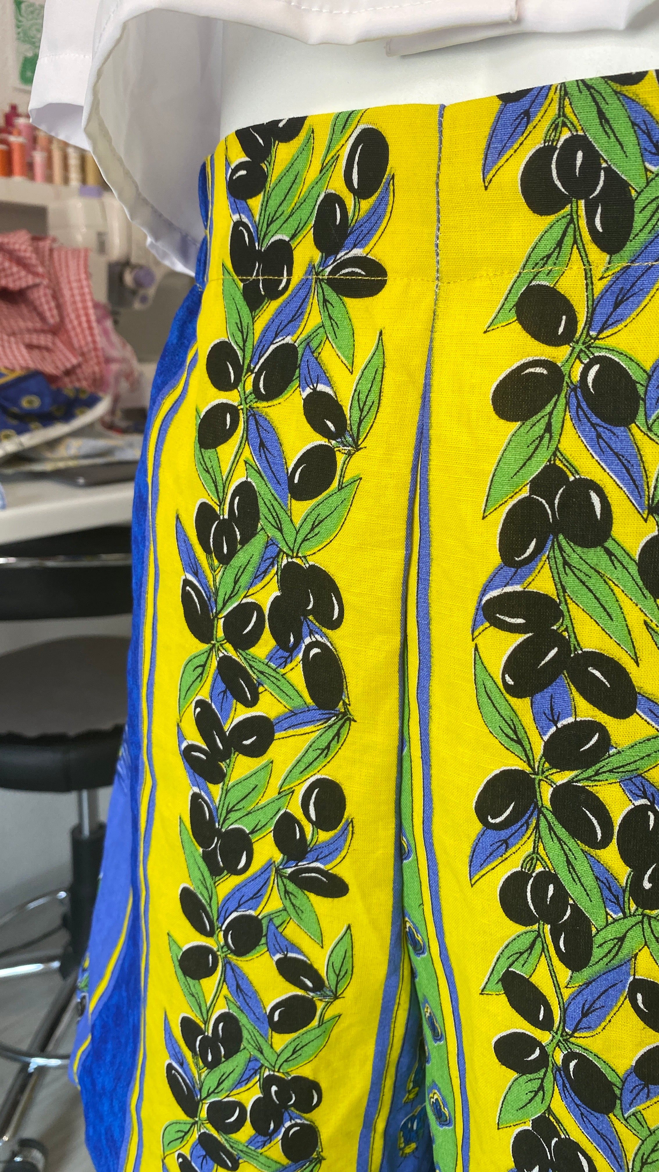 Short • T.XS/S et M • Short upcyclé provençal bleu roi motifs olives et cigales