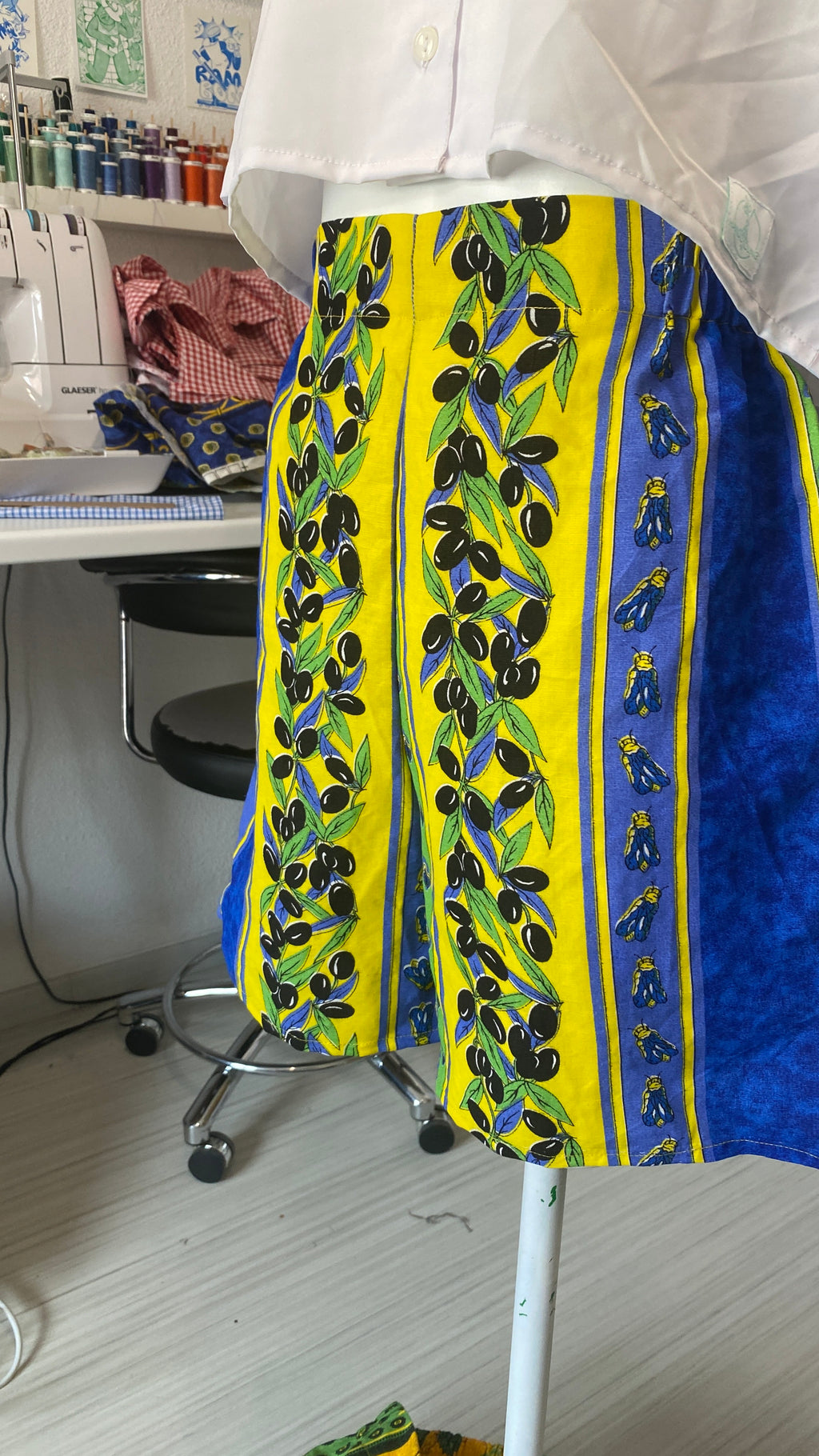 Short • T.XS/S et M • Short upcyclé provençal bleu roi motifs olives et cigales