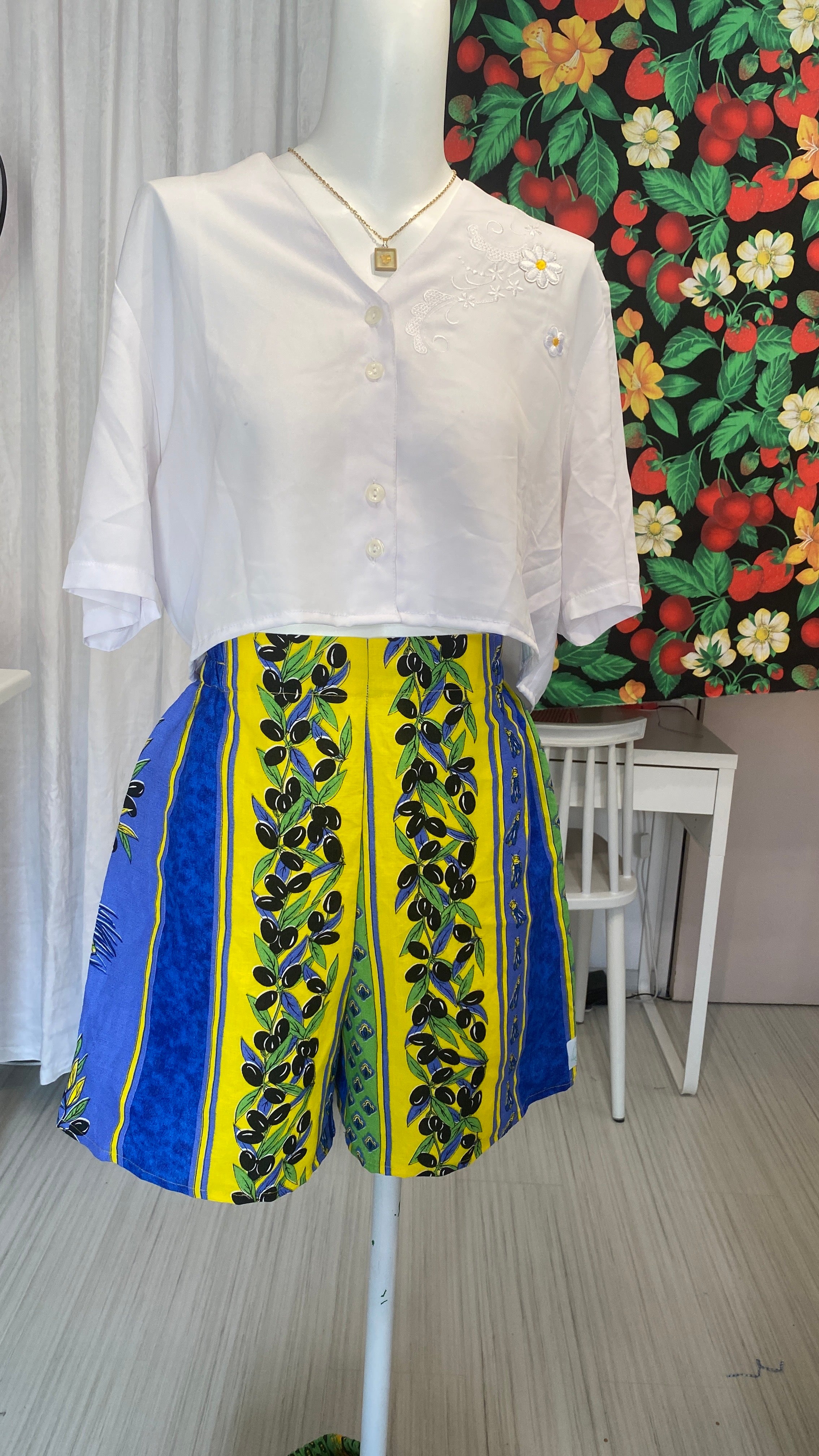 Short • T.XS/S et M • Short upcyclé provençal bleu roi motifs olives et cigales