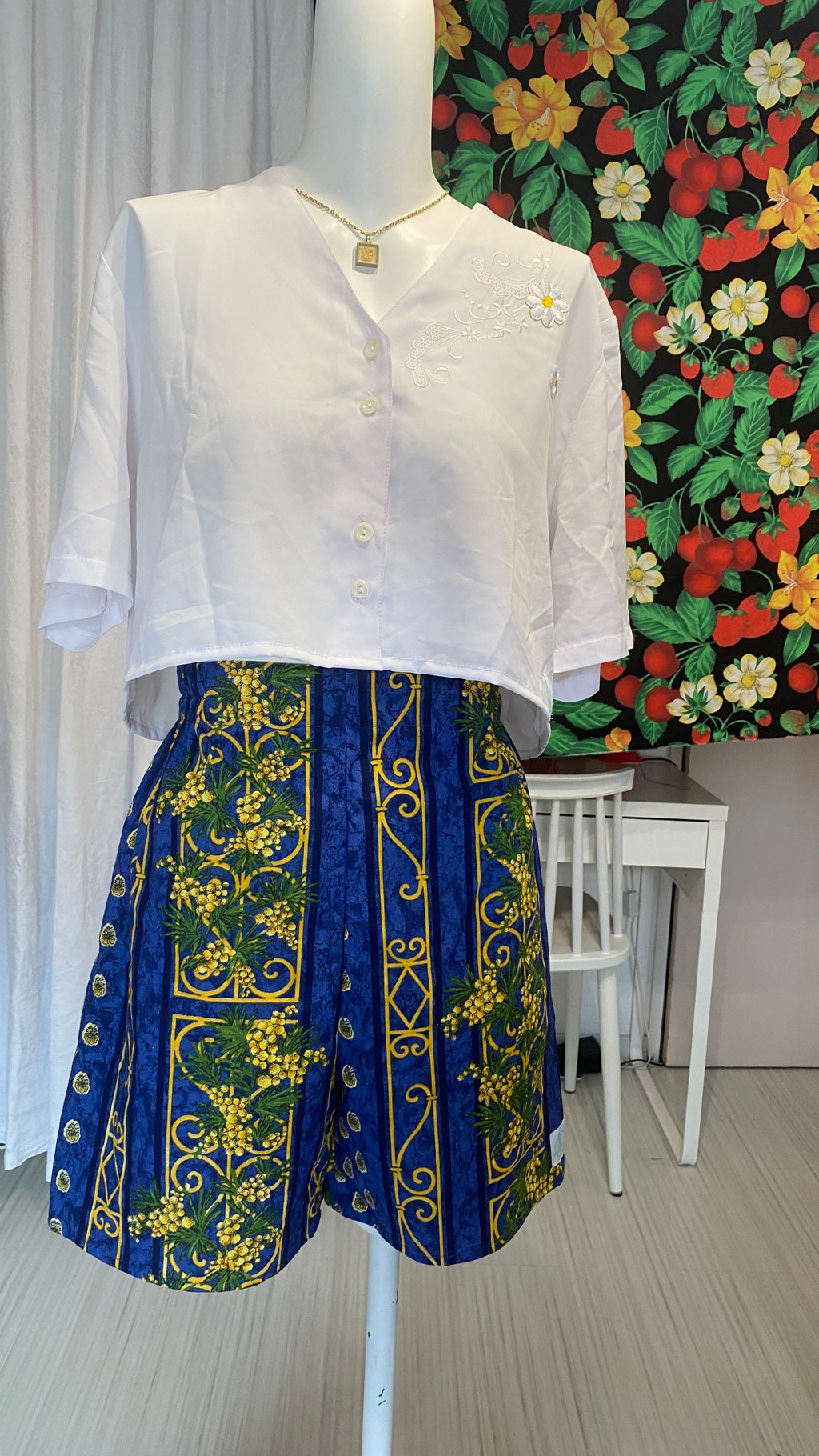 Short • T.XS/S, M  et XL • Short upcyclé bleu motif provençal mimosas jaunes