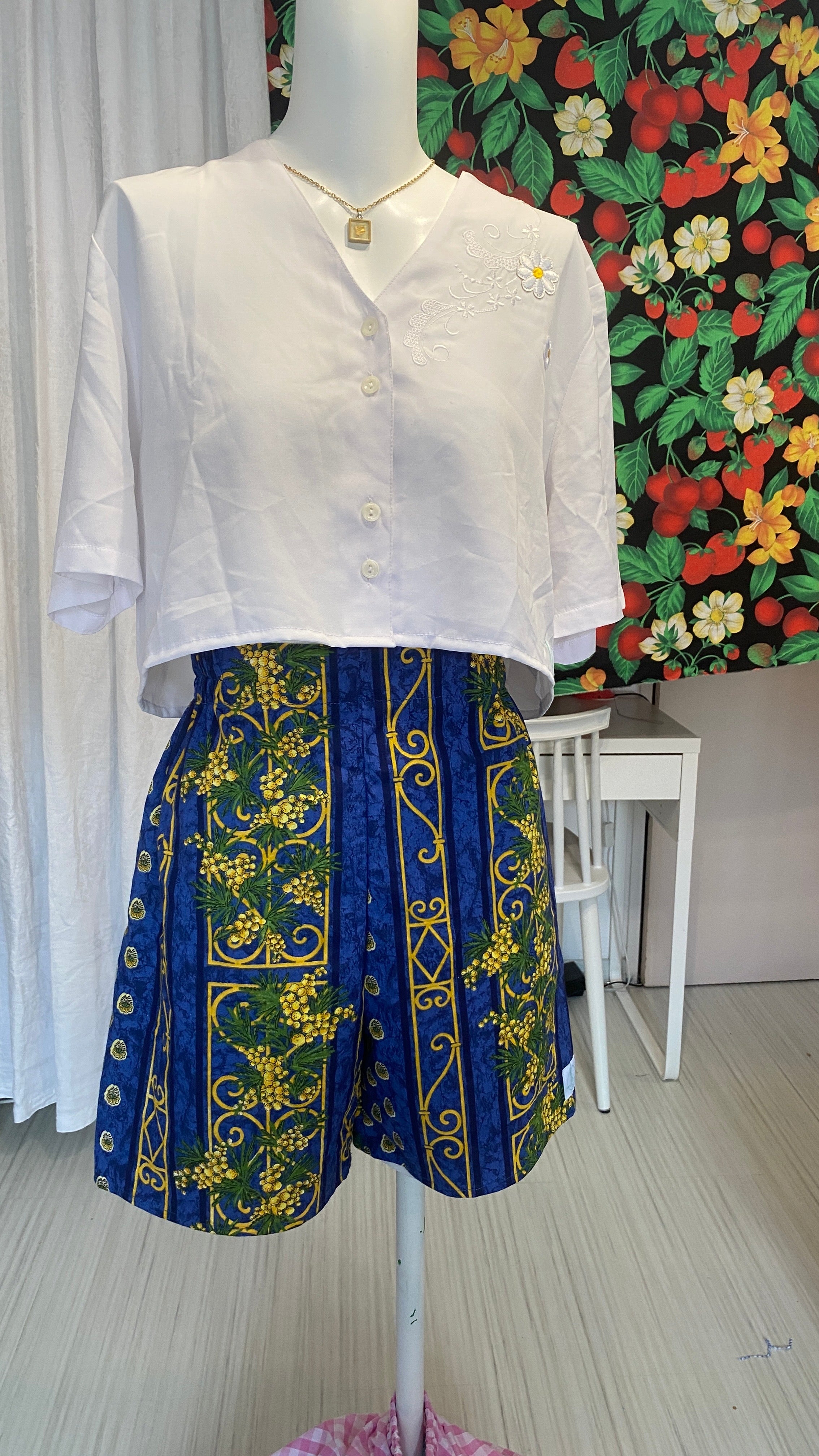 Short • T.XS/S, M  et XL • Short upcyclé bleu motif provençal mimosas jaunes