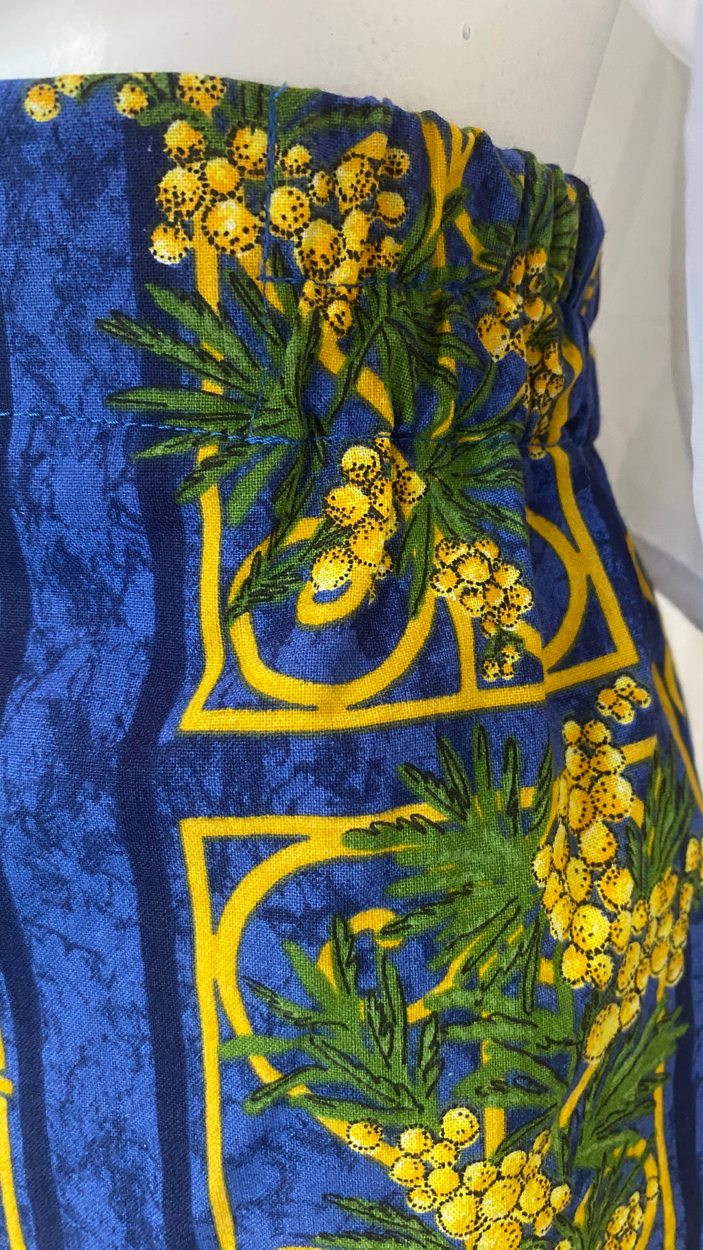 Short • T.XS/S, M  et XL • Short upcyclé bleu motif provençal mimosas jaunes