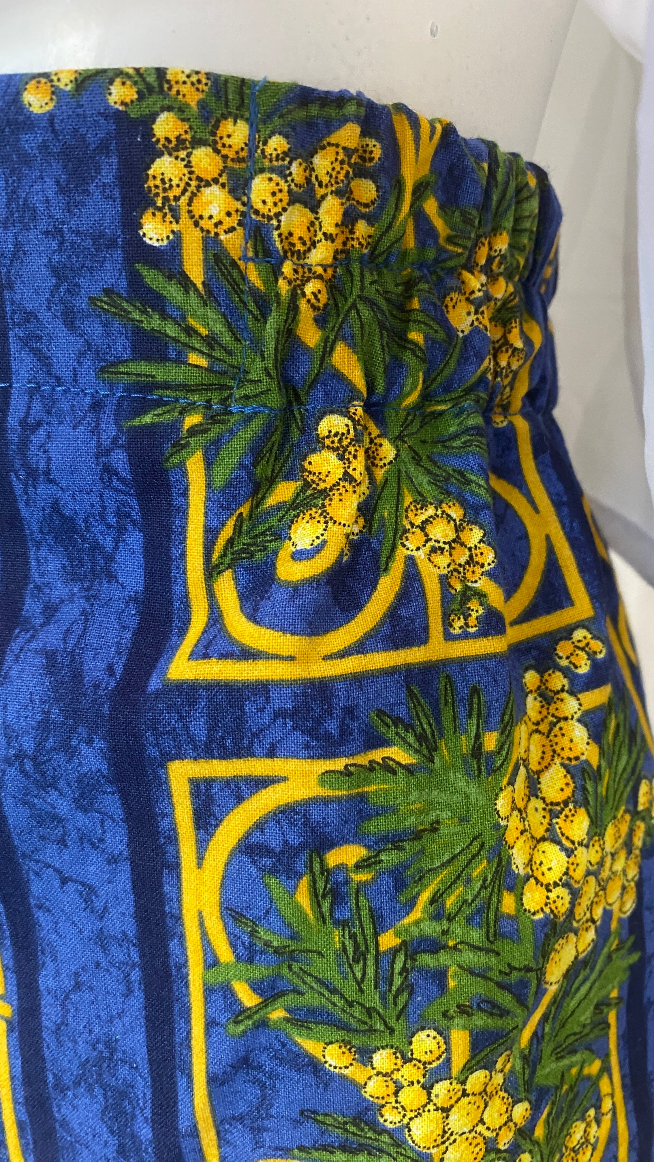 Short • T.XS/S, M  et XL • Short upcyclé bleu motif provençal mimosas jaunes