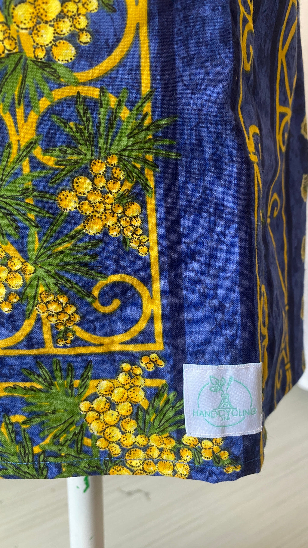 Short • T.XS/S, M  et XL • Short upcyclé bleu motif provençal mimosas jaunes