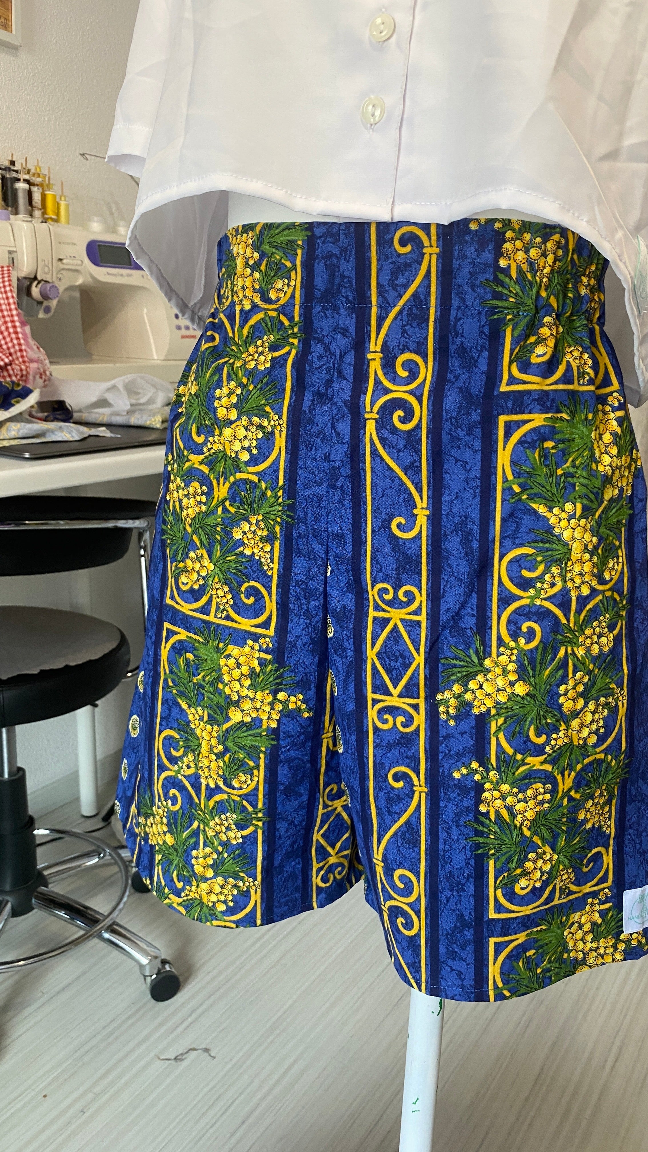 Short • T.XS/S, M  et XL • Short upcyclé bleu motif provençal mimosas jaunes