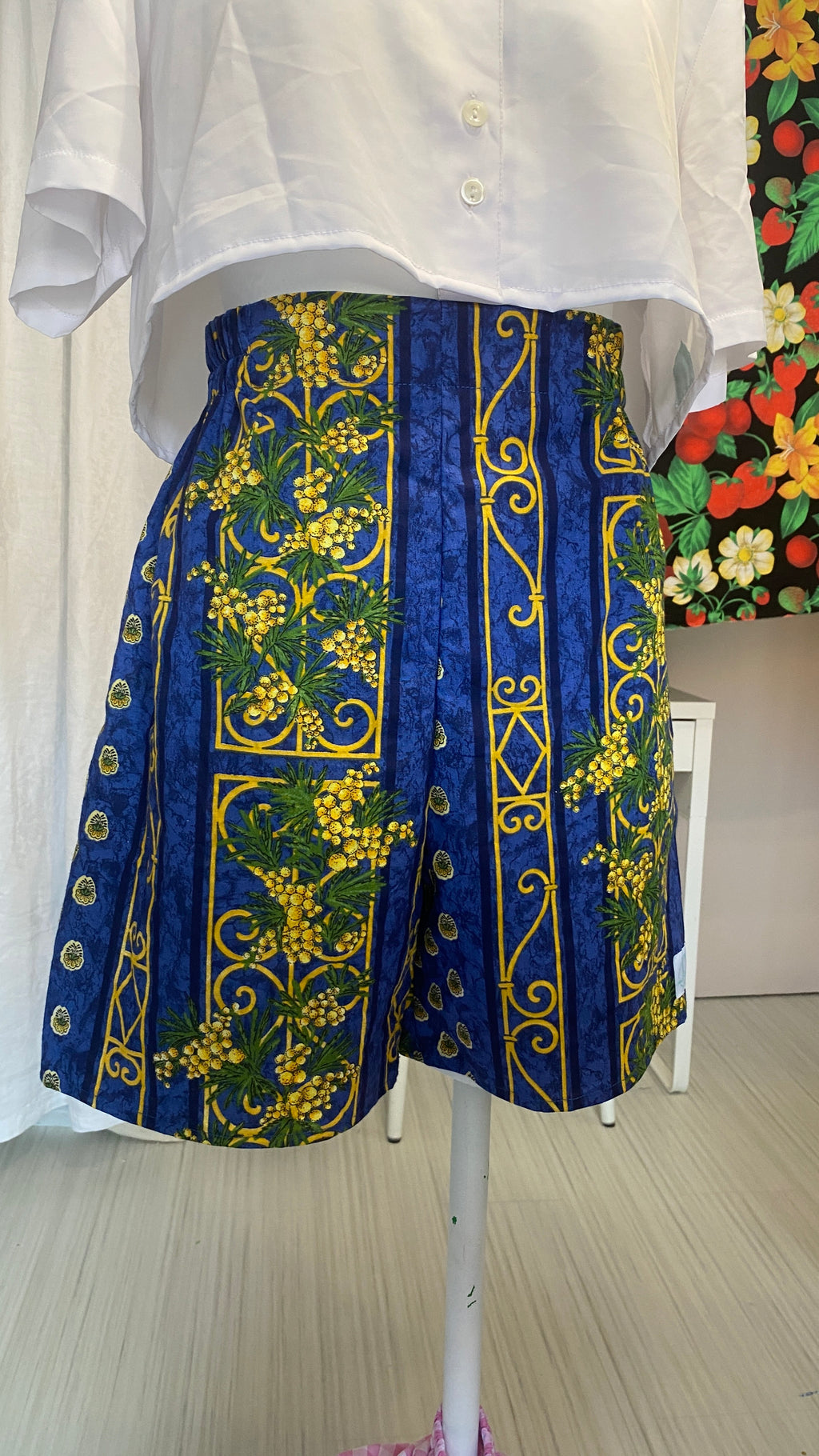 Short • T.XS/S, M  et XL • Short upcyclé bleu motif provençal mimosas jaunes