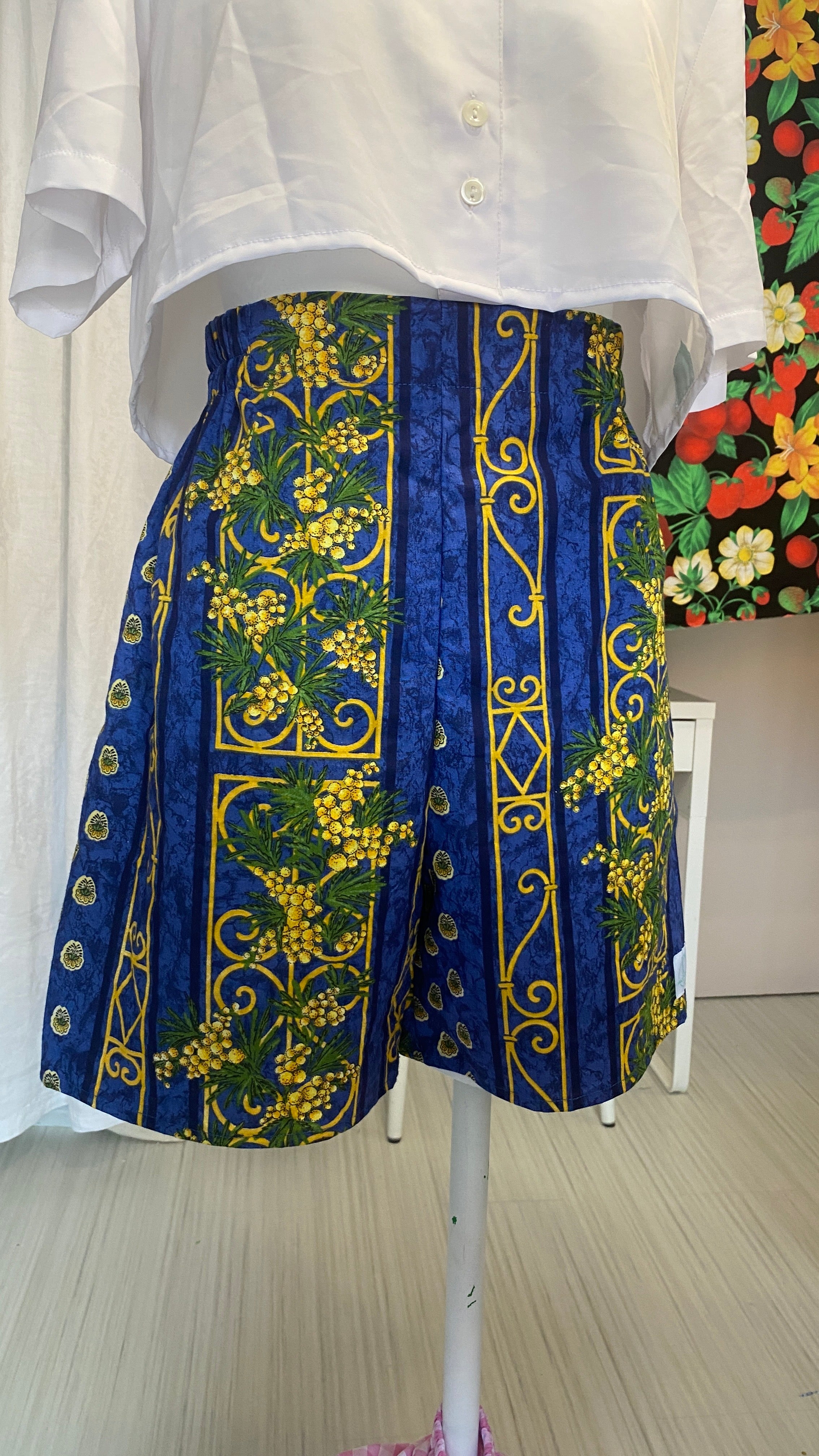 Short • T.XS/S, M  et XL • Short upcyclé bleu motif provençal mimosas jaunes