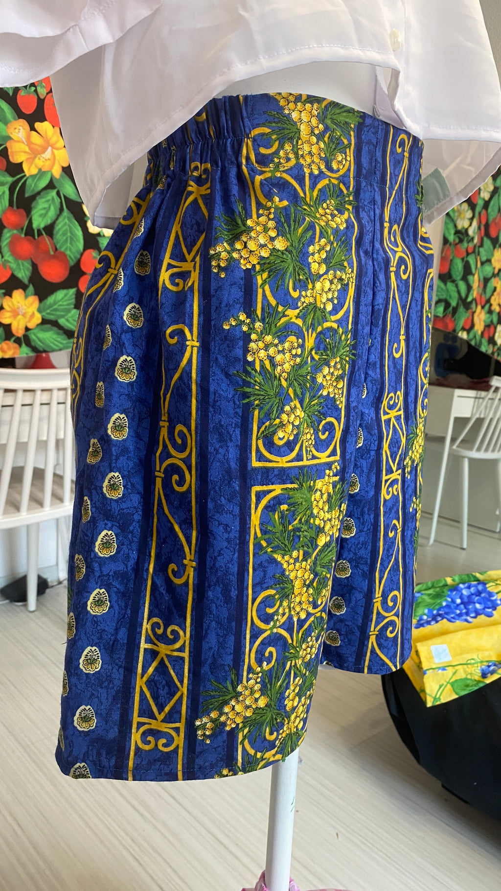 Short • T.XS/S, M  et XL • Short upcyclé bleu motif provençal mimosas jaunes
