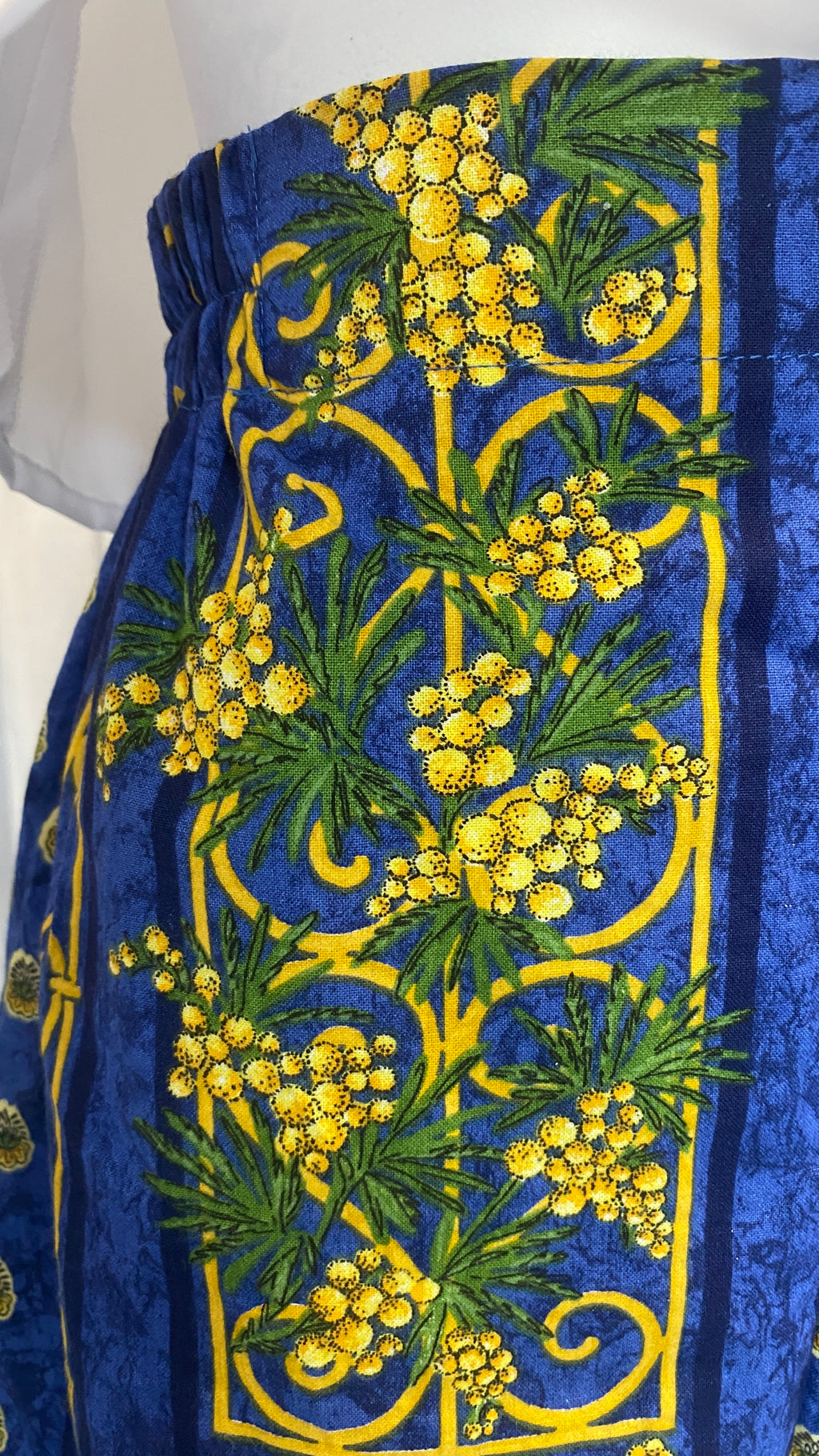 Short • T.XS/S, M  et XL • Short upcyclé bleu motif provençal mimosas jaunes