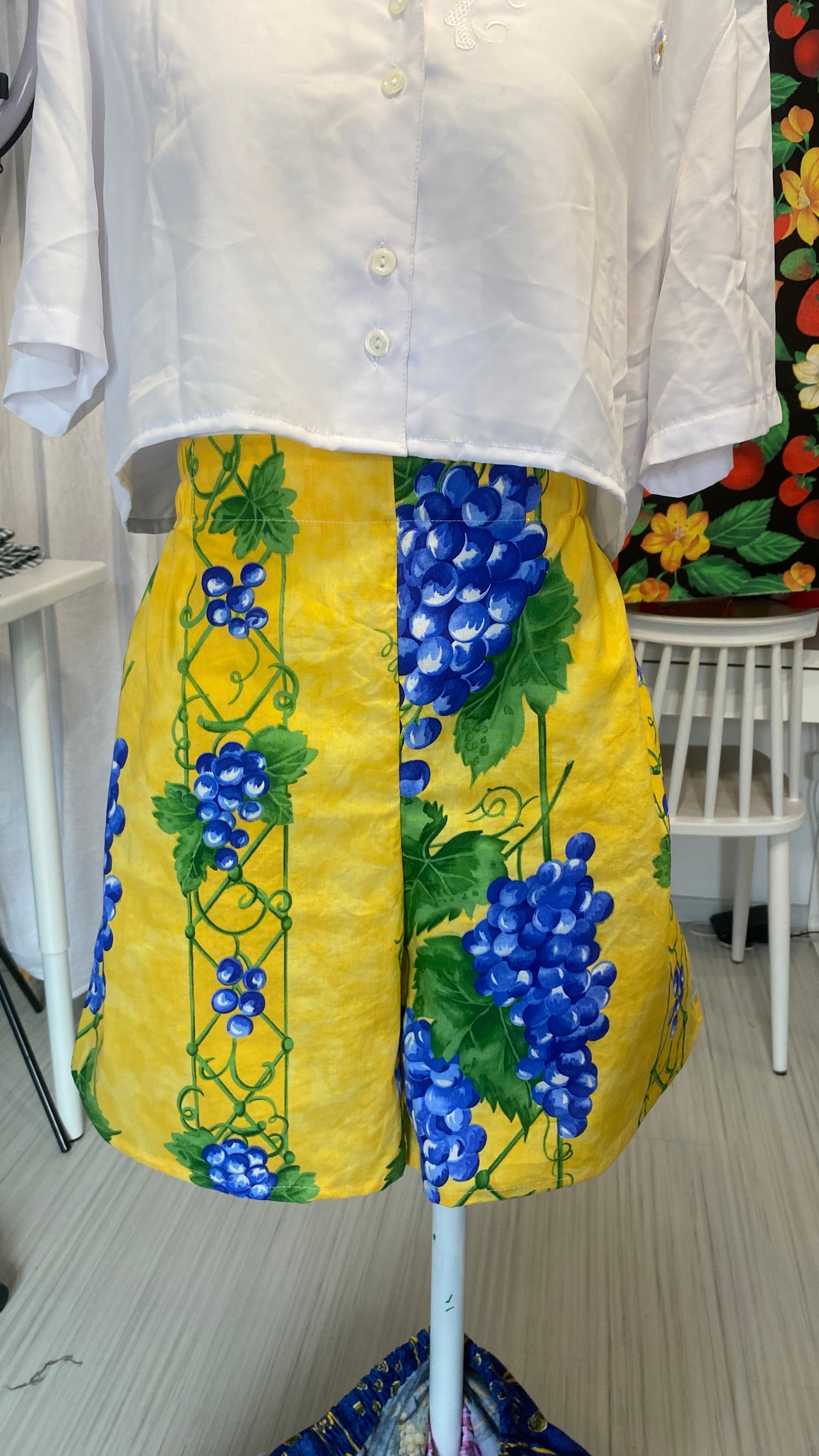 Short • Taille XL • Short upcyclé provençal jaune à motif raisin bleu