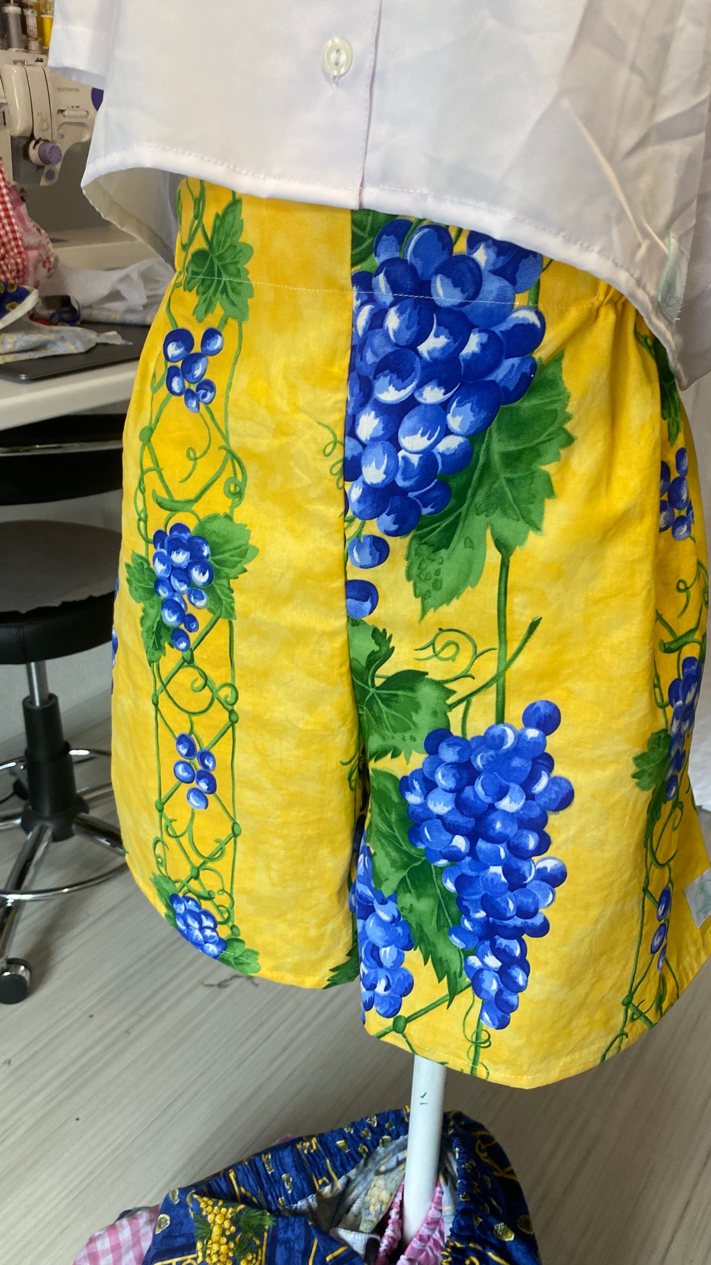 Short • Taille XL • Short upcyclé provençal jaune à motif raisin bleu