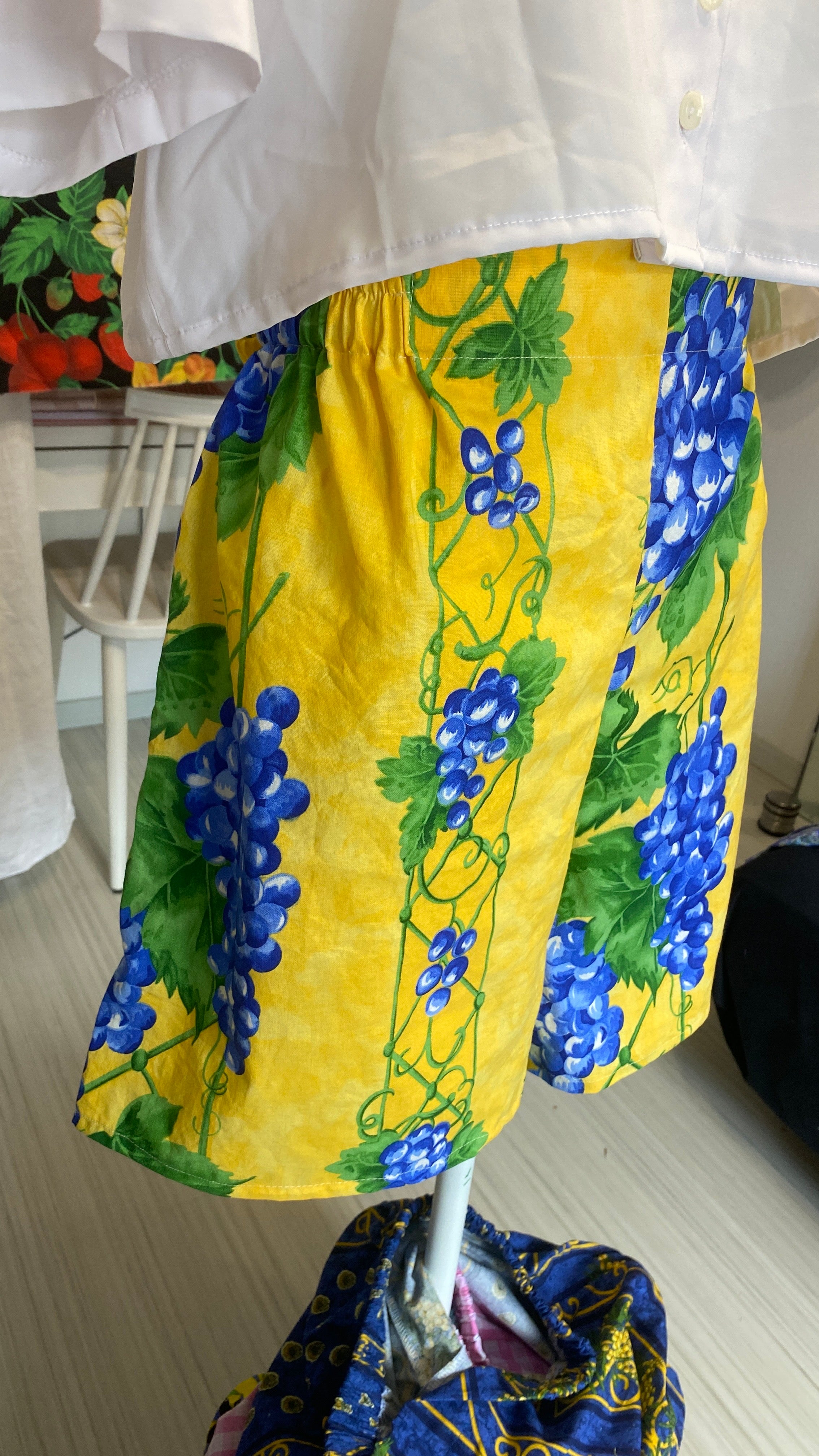 Short • Taille XL • Short upcyclé provençal jaune à motif raisin bleu