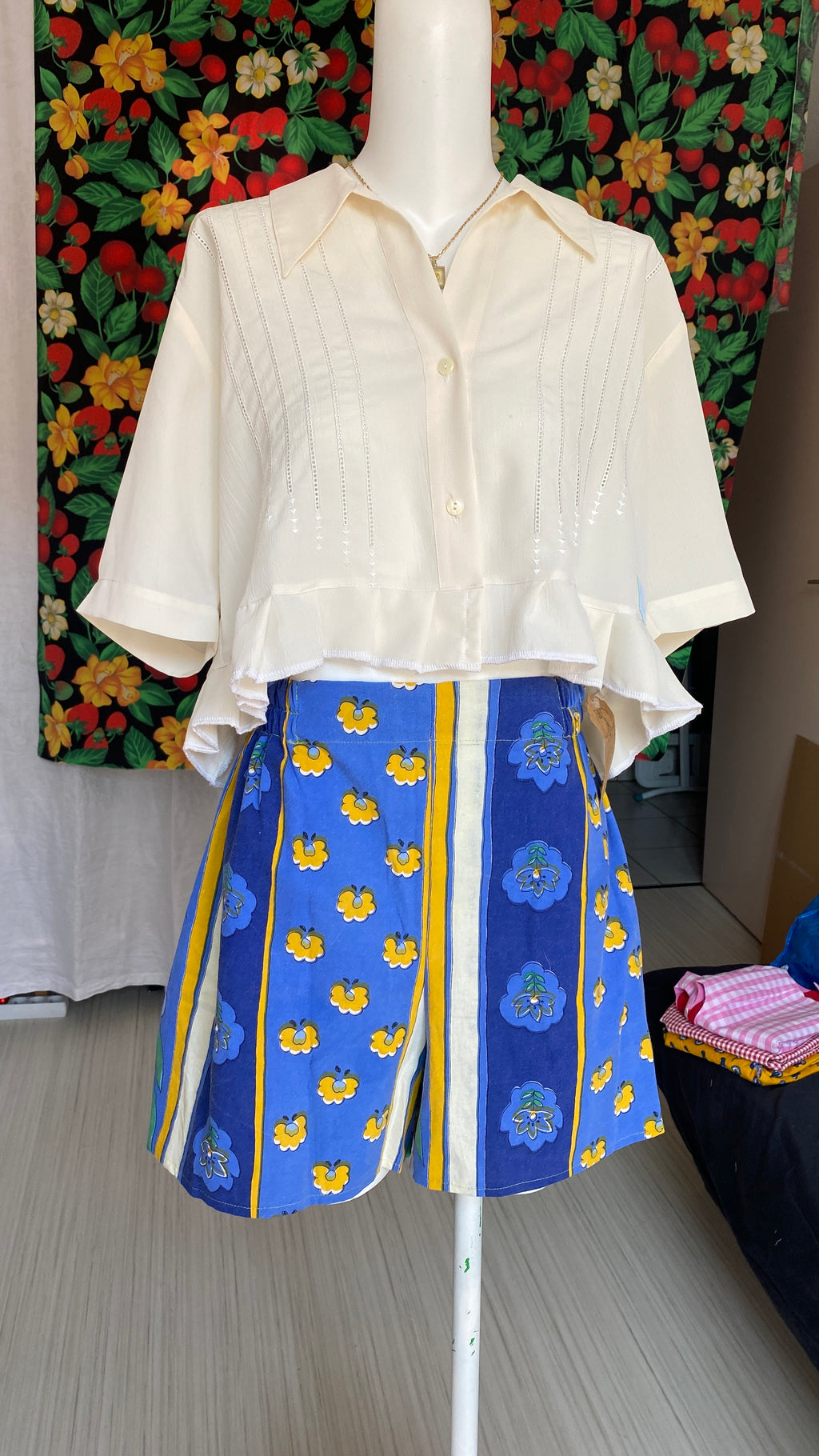 Short • Taille M • Short upcyclé bleu provençal motifs fleurs et rayures