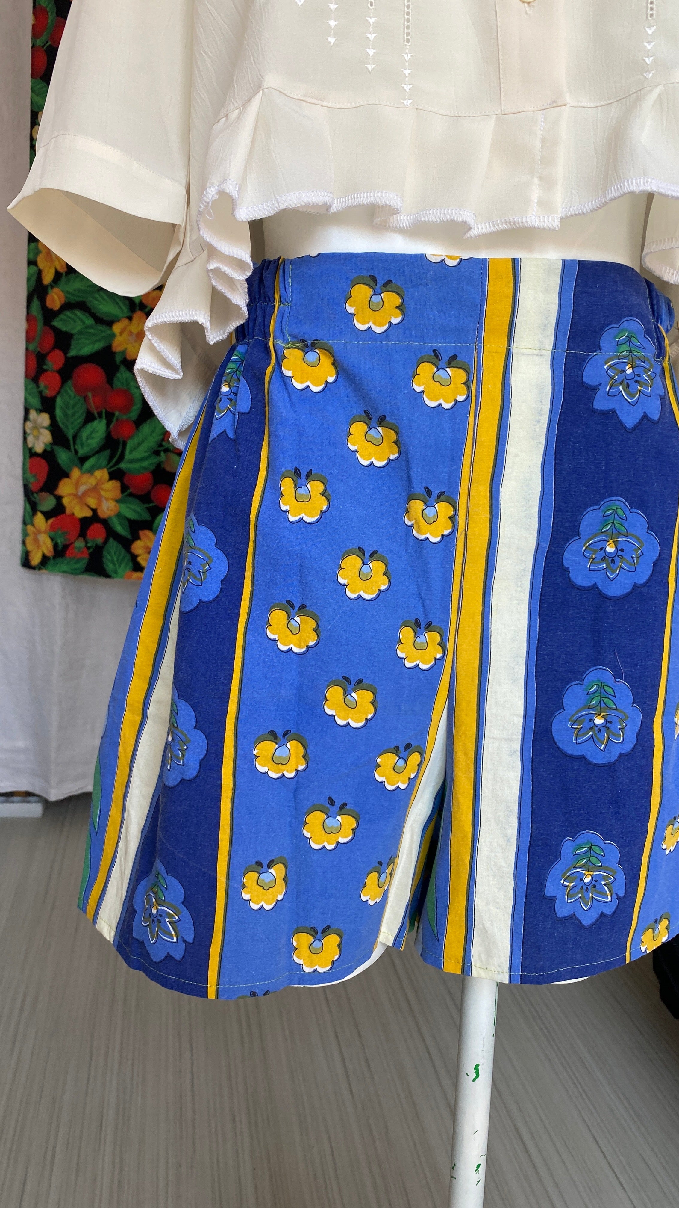 Short • Taille M • Short upcyclé bleu provençal motifs fleurs et rayures