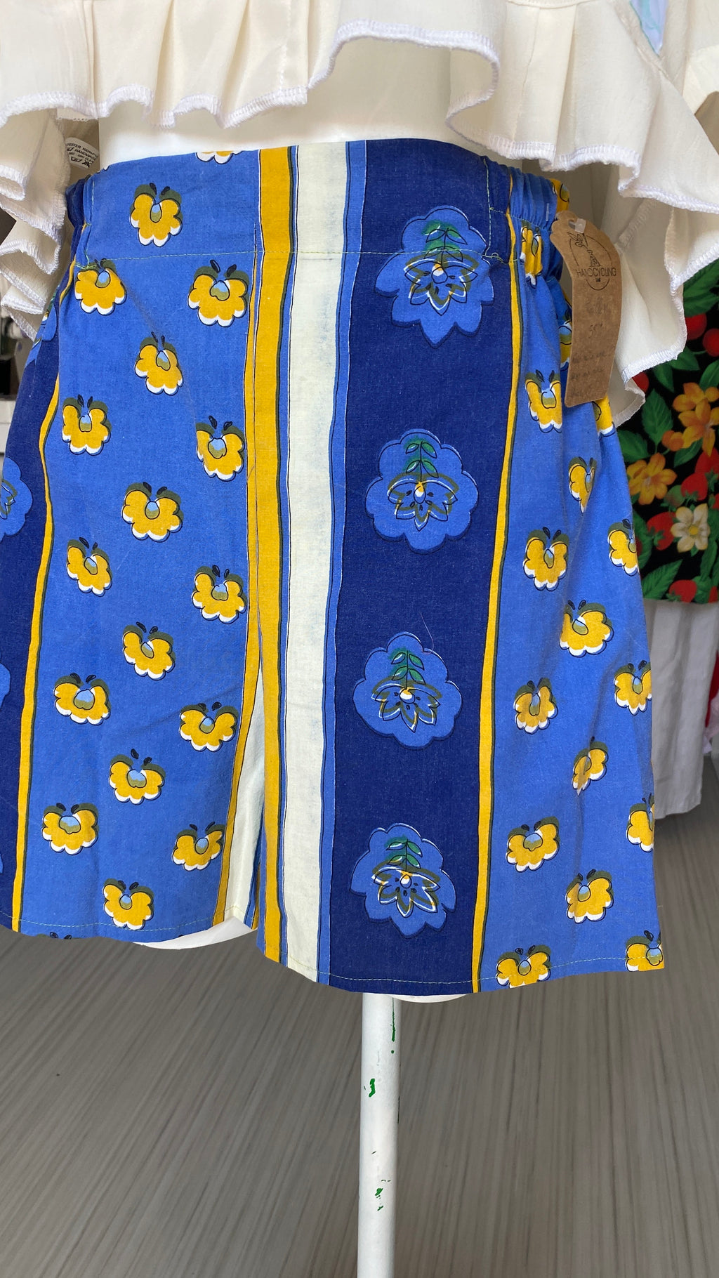 Short • Taille M • Short upcyclé bleu provençal motifs fleurs et rayures