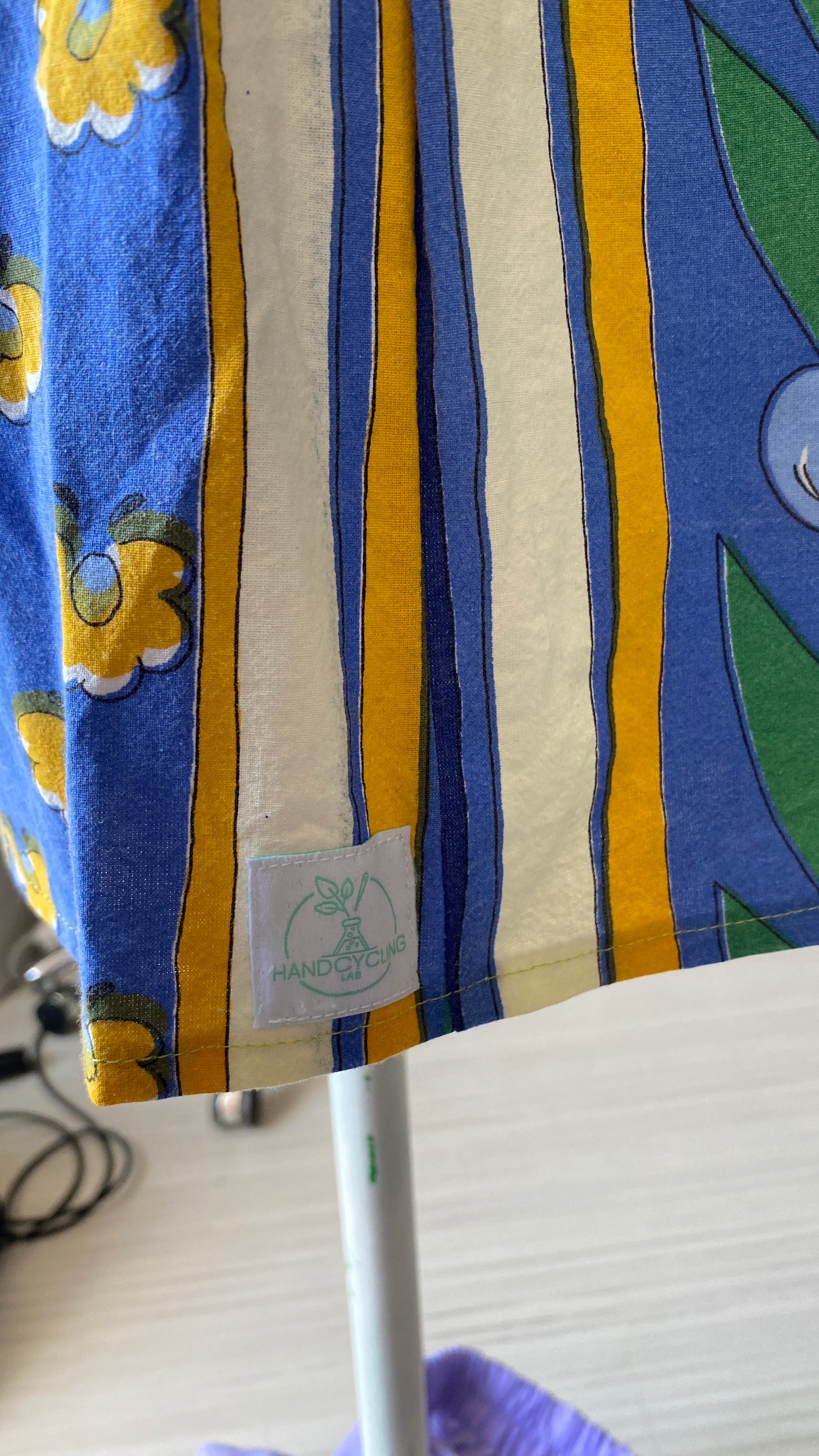 Short • Taille M • Short upcyclé bleu provençal motifs fleurs et rayures