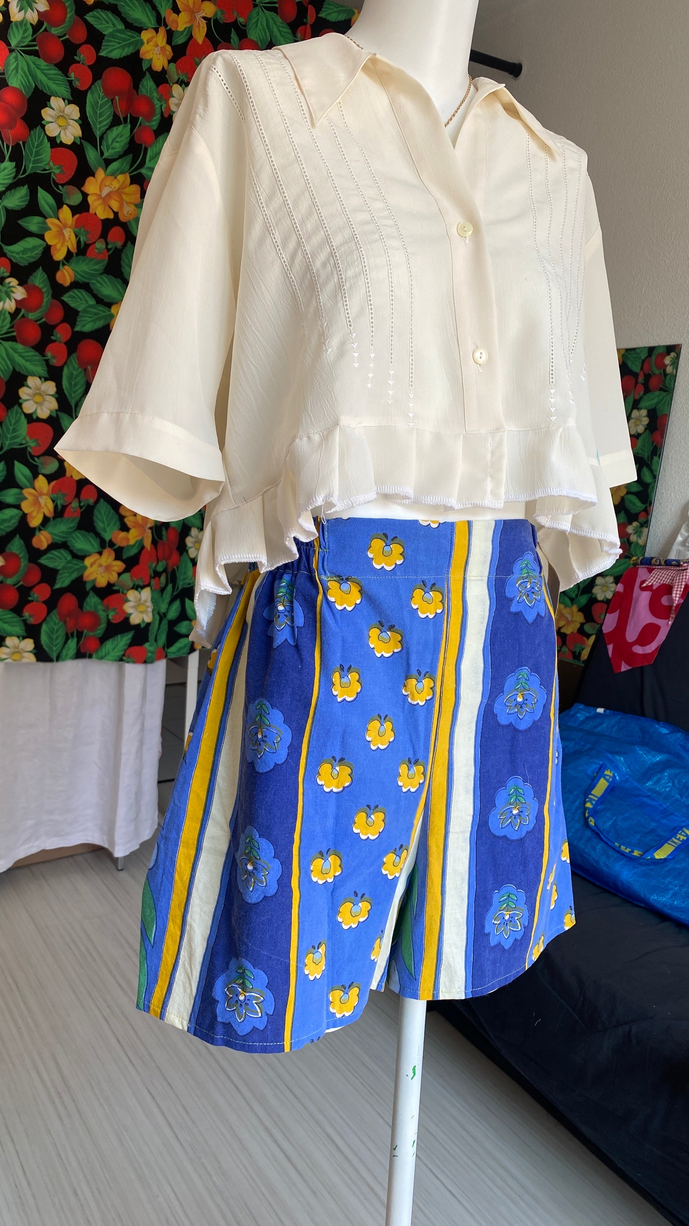 Short • Taille M • Short upcyclé bleu provençal motifs fleurs et rayures
