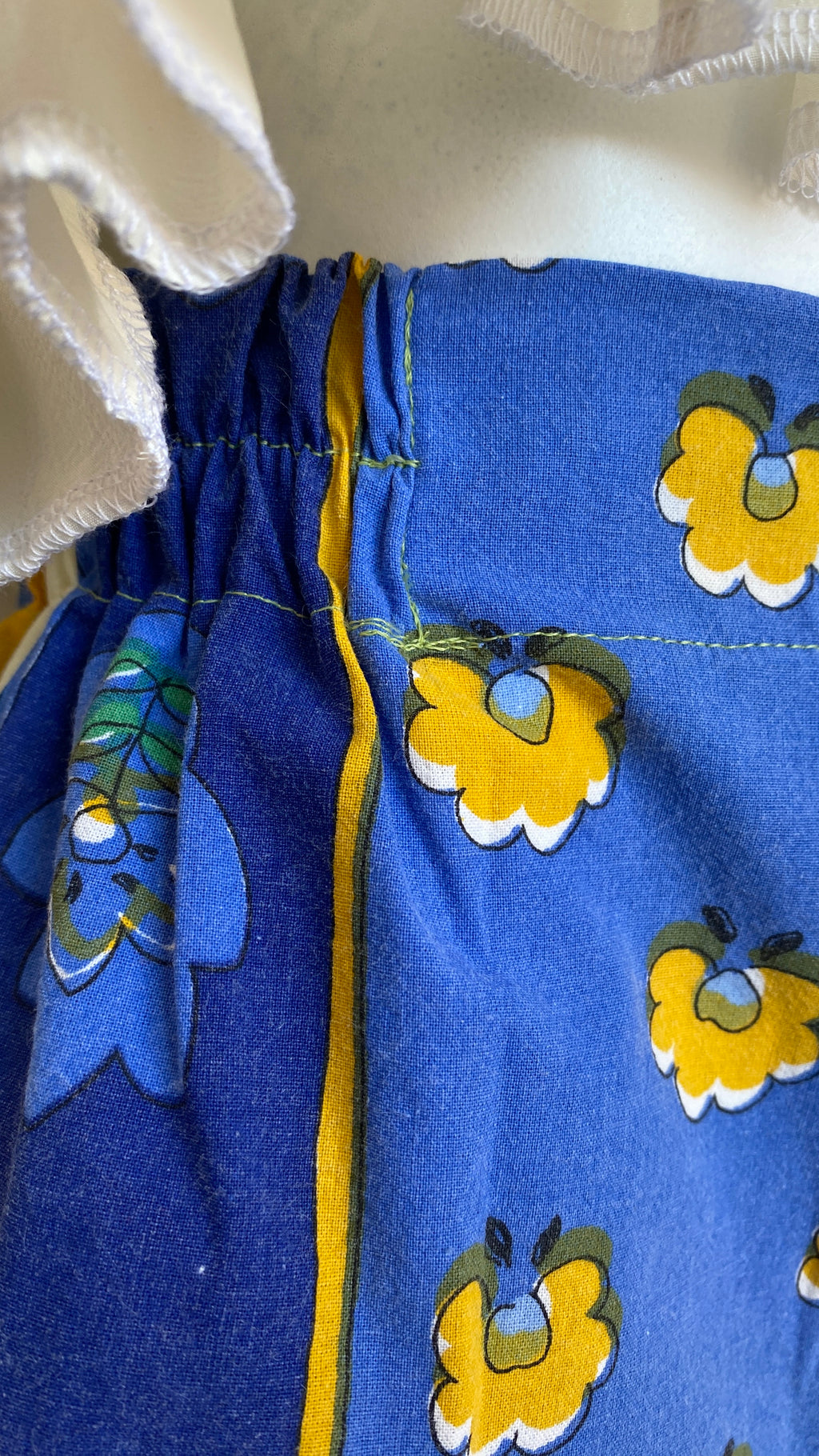 Short • Taille M • Short upcyclé bleu provençal motifs fleurs et rayures