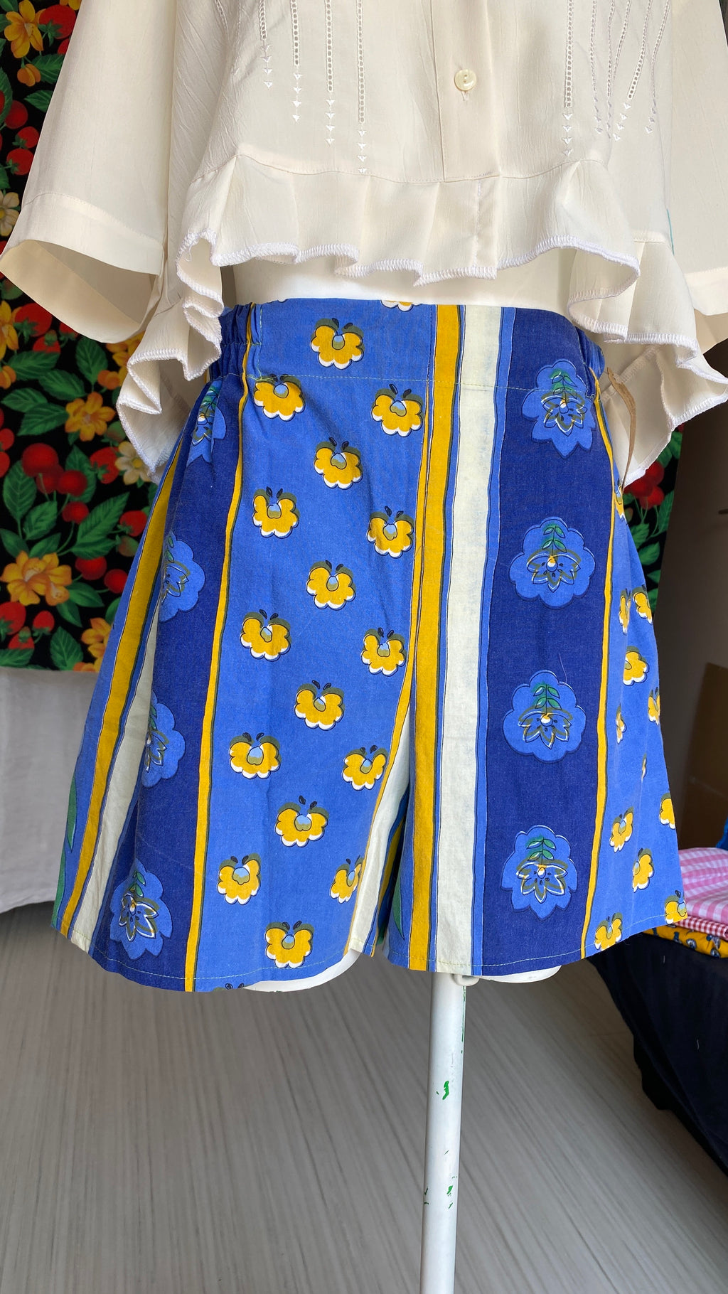 Short • Taille M • Short upcyclé bleu provençal motifs fleurs et rayures