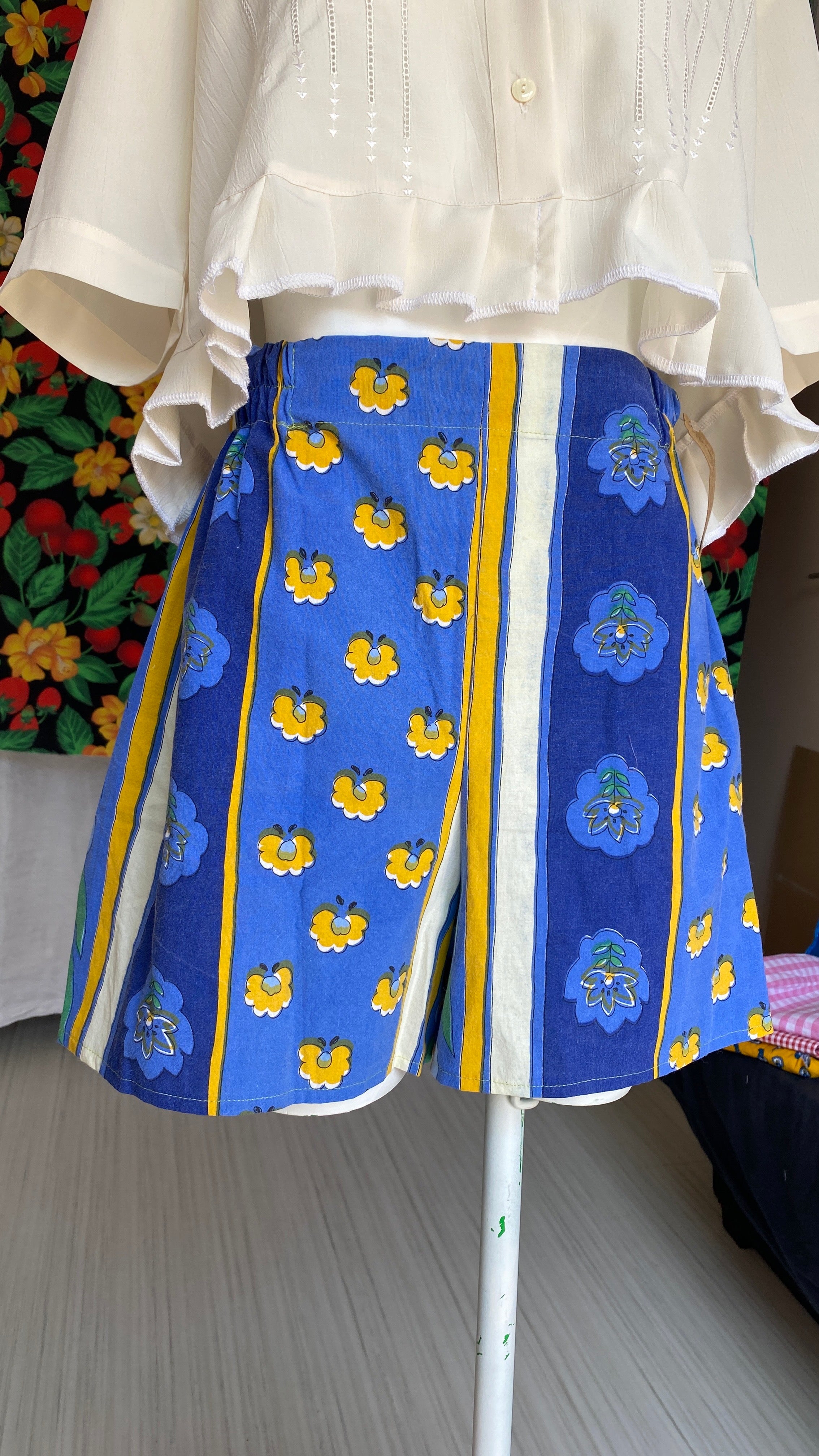 Short • Taille M • Short upcyclé bleu provençal motifs fleurs et rayures
