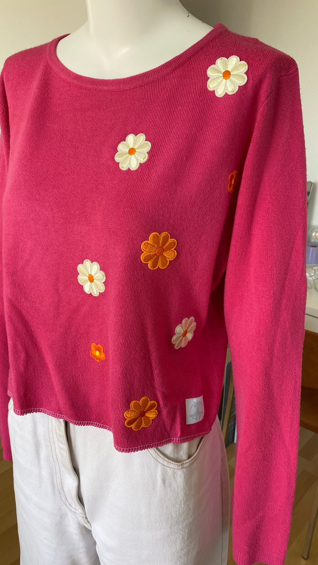 Pull upcyclé • T.34 à 38 • pull court rose fuchsia  à fleurs oranges et blanches