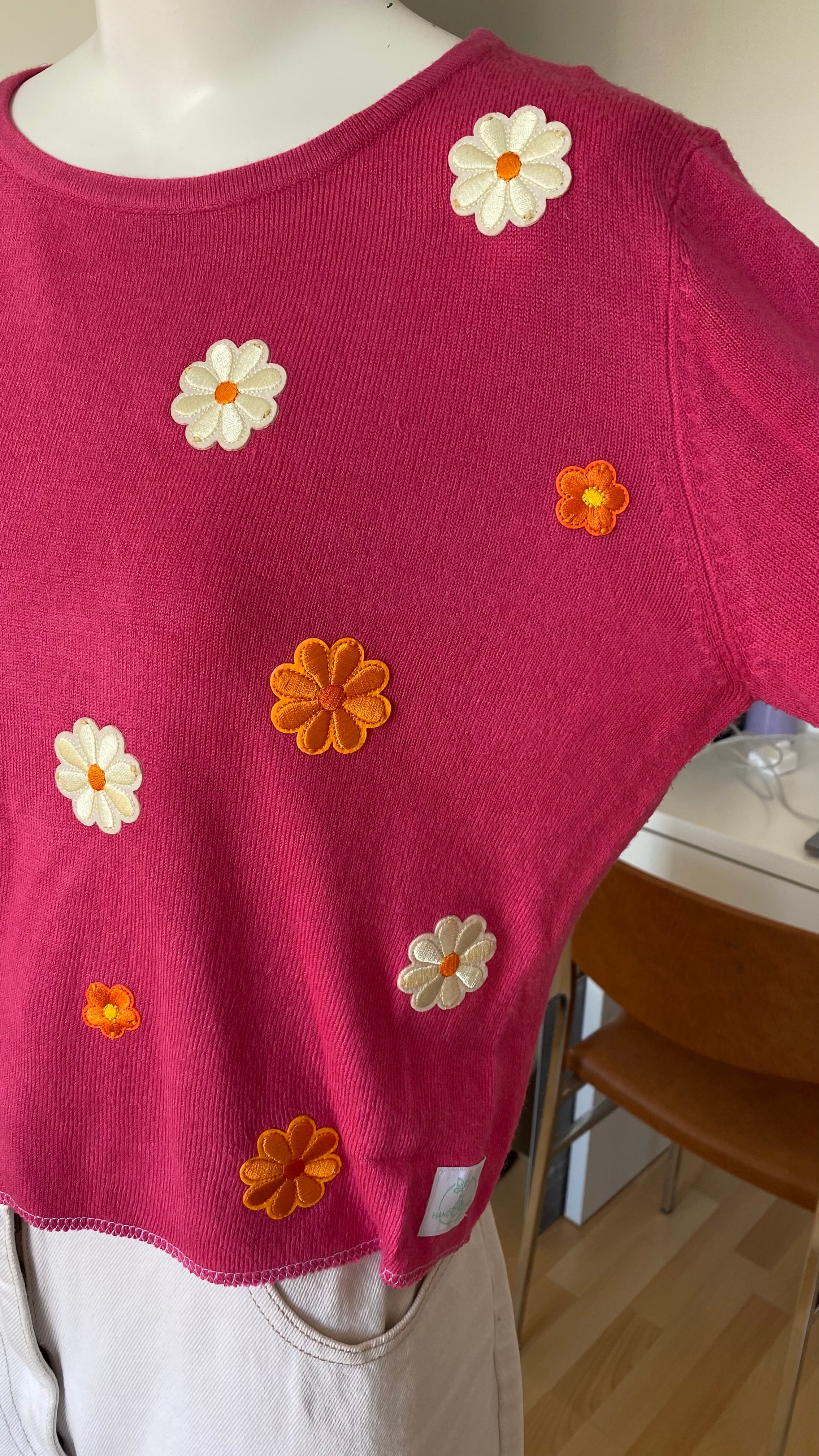 Pull upcyclé • T.34 à 38 • pull court rose fuchsia  à fleurs oranges et blanches