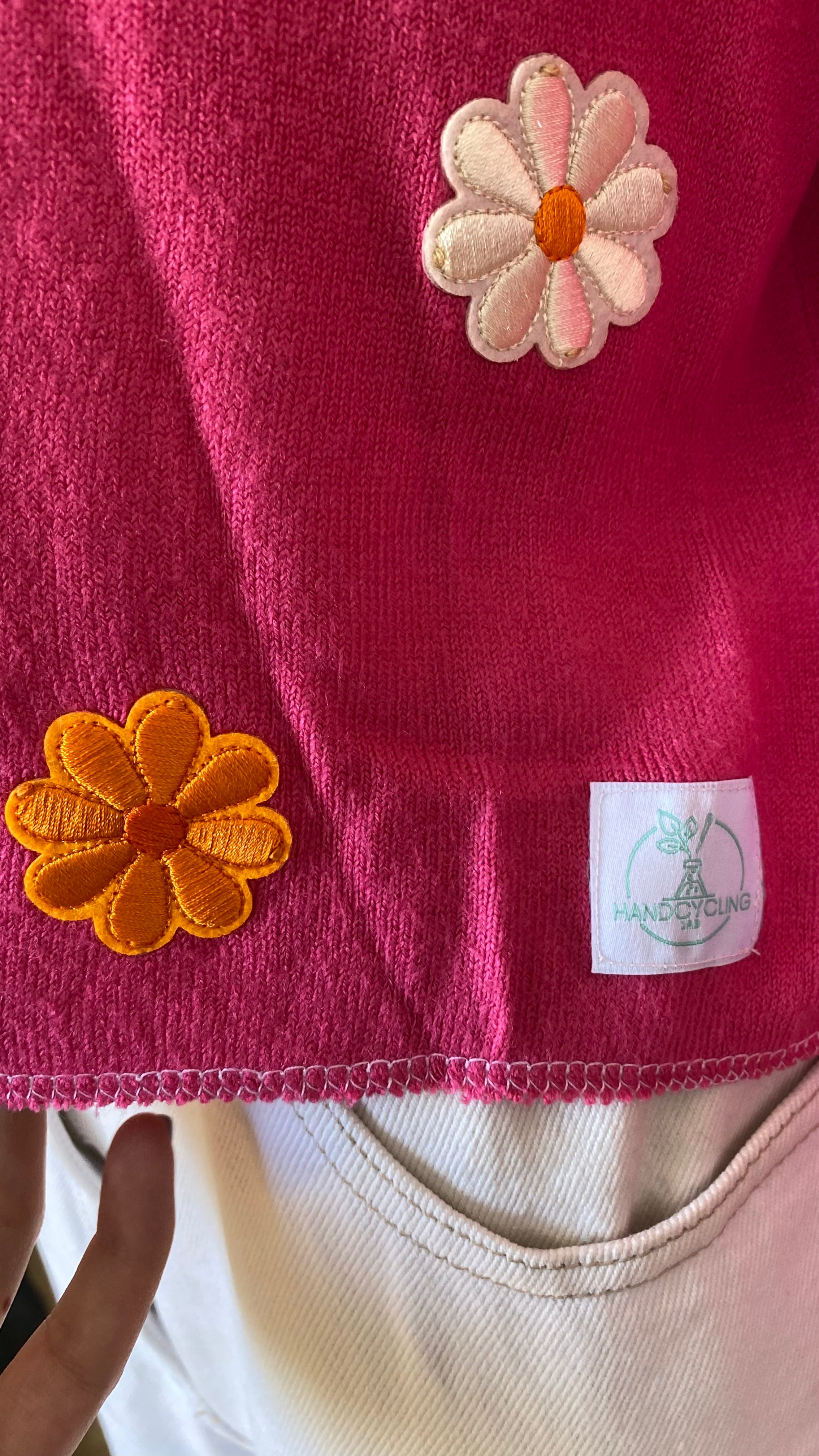 Pull upcyclé • T.34 à 38 • pull court rose fuchsia  à fleurs oranges et blanches