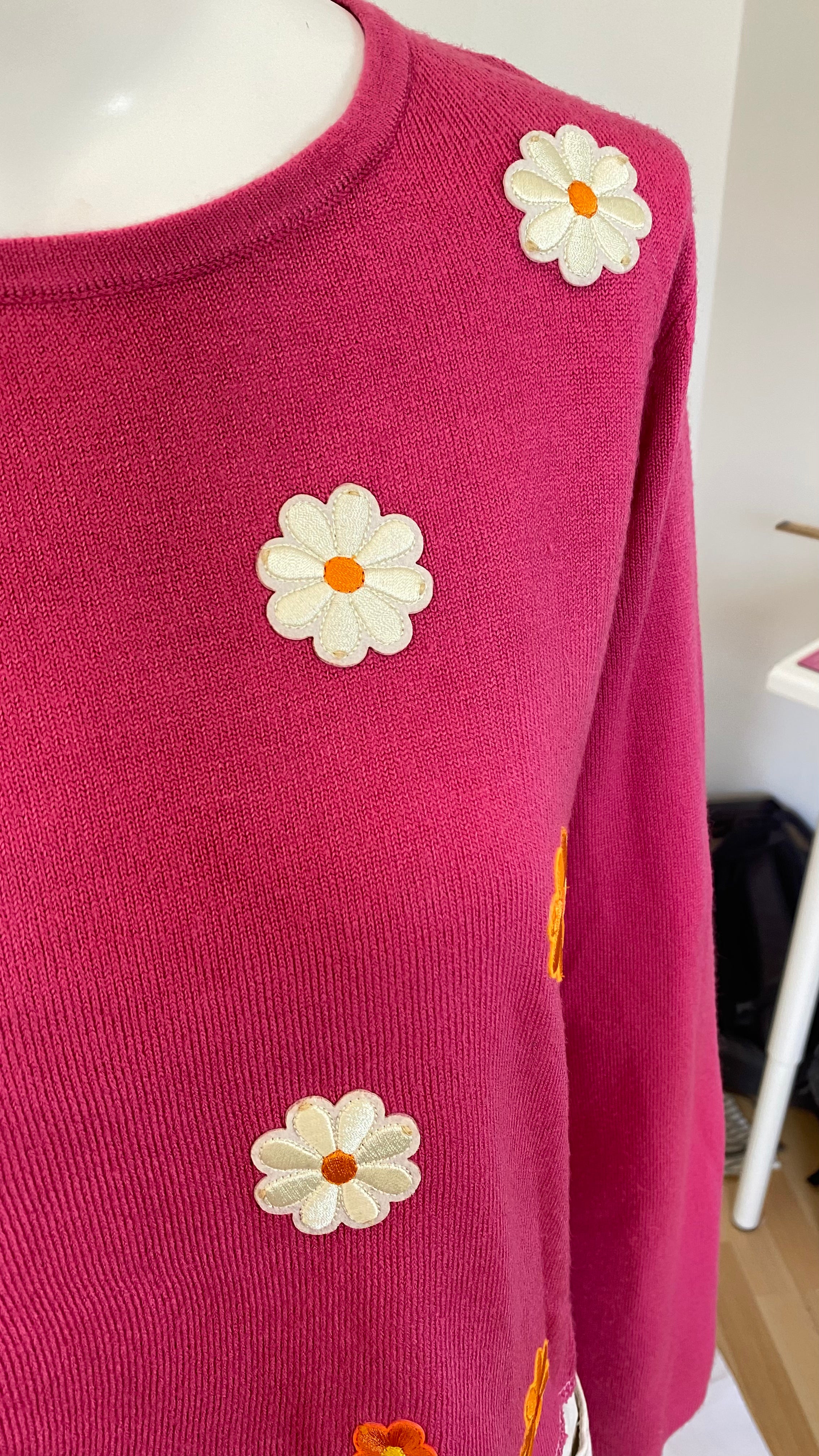 Pull upcyclé • T.34 à 38 • pull court rose fuchsia  à fleurs oranges et blanches