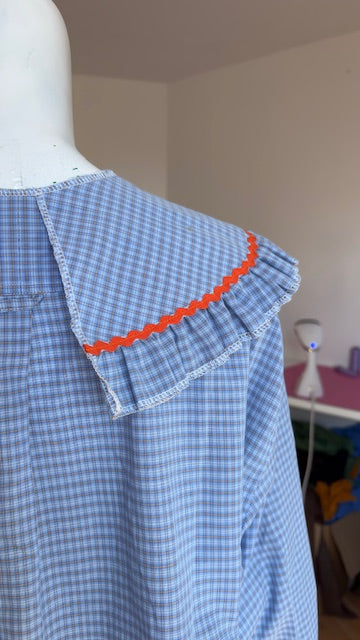 Sweaties • T.38 à 40 • Chemise upcyclée grand col bleu ciel  à carreaux blancs & orange